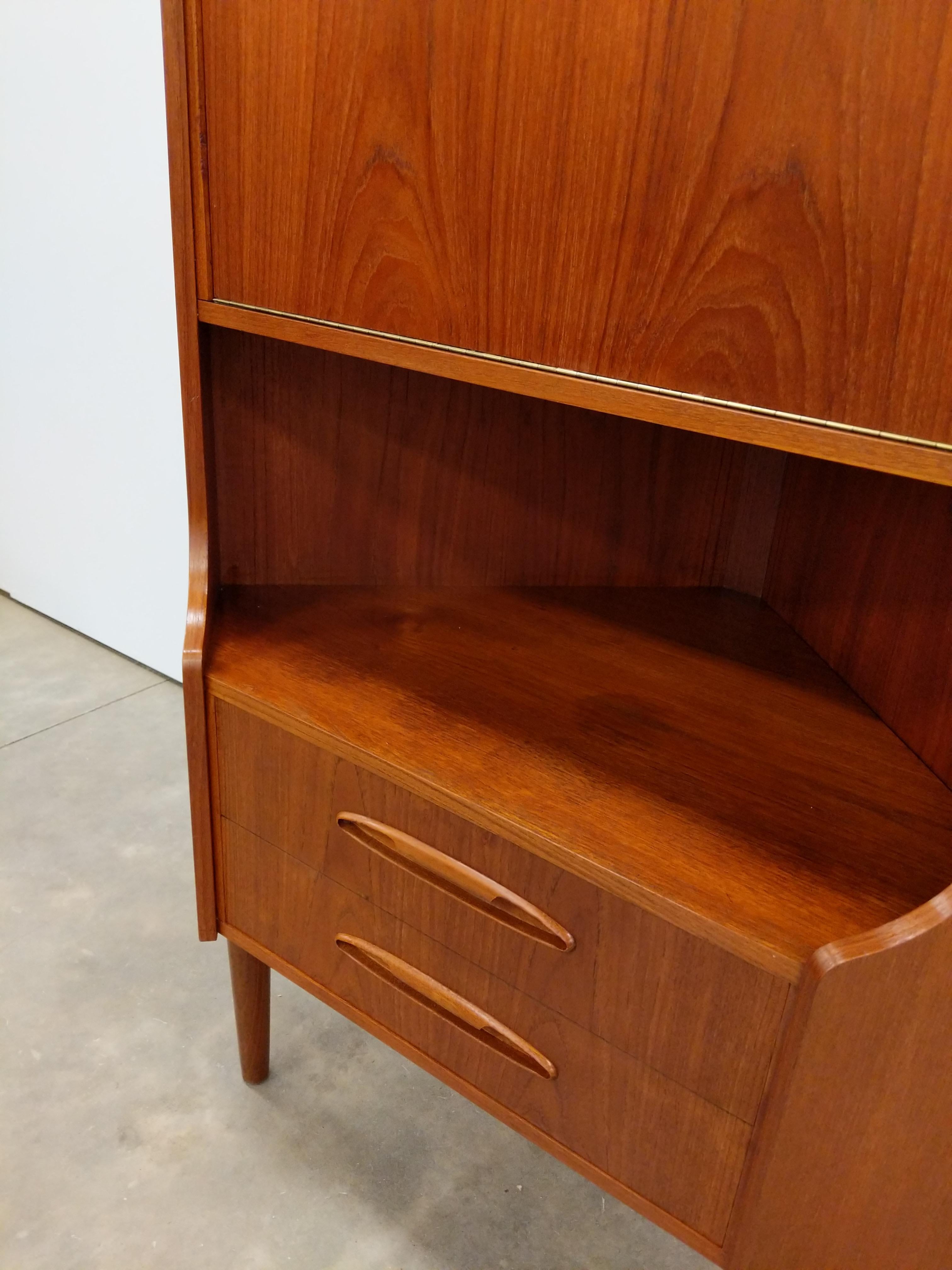Vintage Danish Modern Teak Eckschrank von Aulum (Dänisch) im Angebot