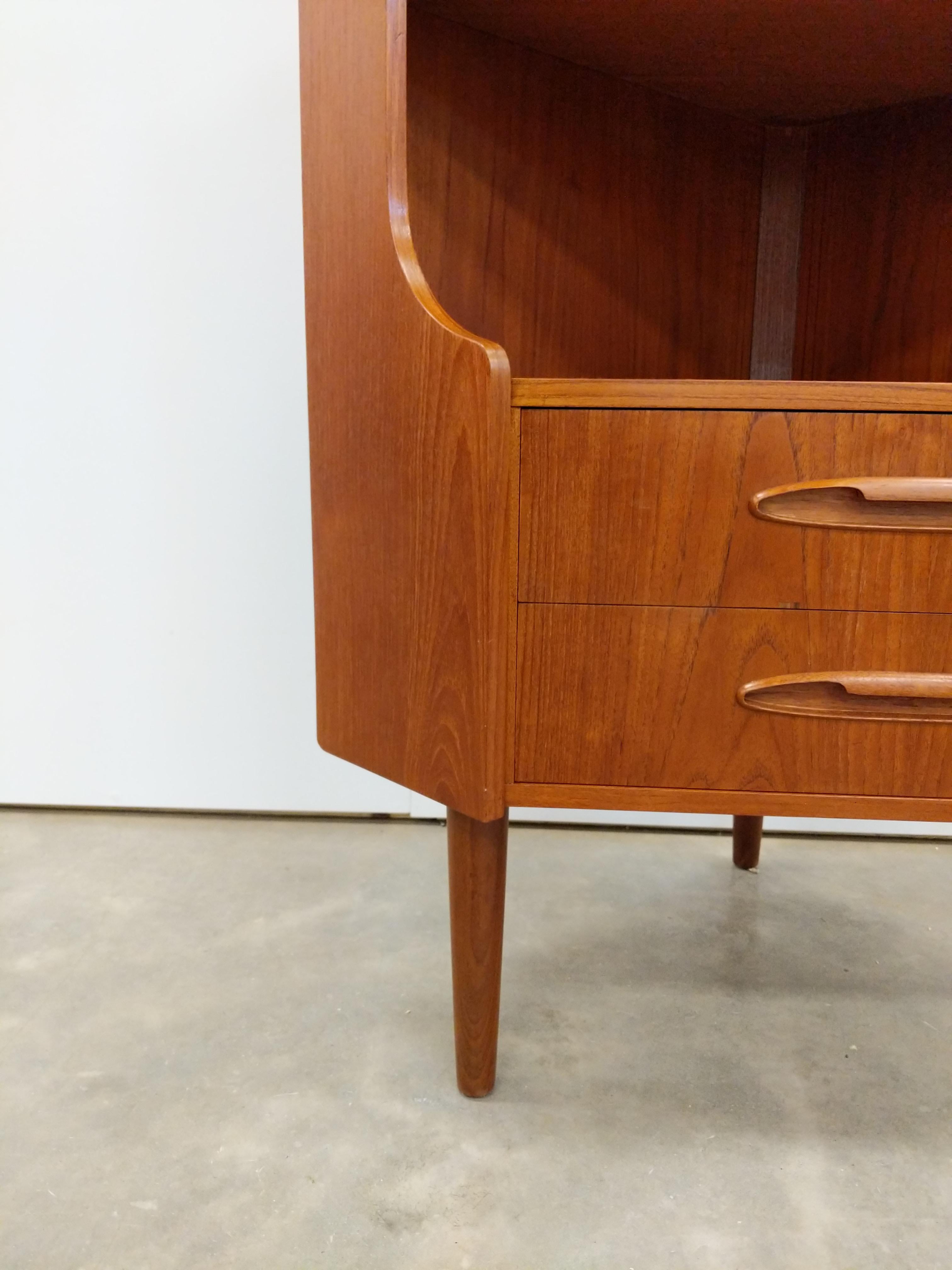 Vintage Danish Modern Teak Eckschrank von Aulum (Teakholz) im Angebot