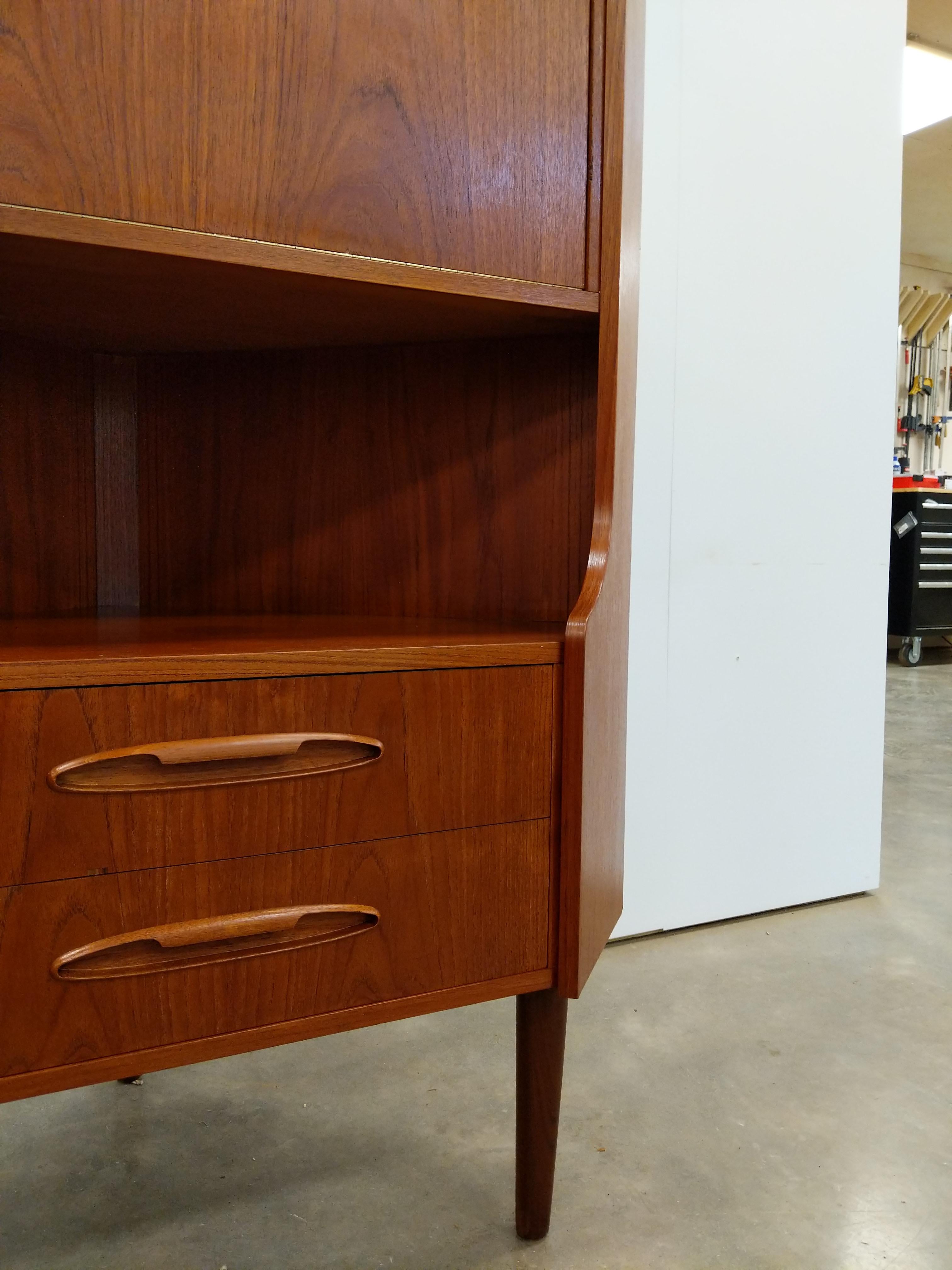 Vintage Danish Modern Teak Eckschrank von Aulum im Angebot 1