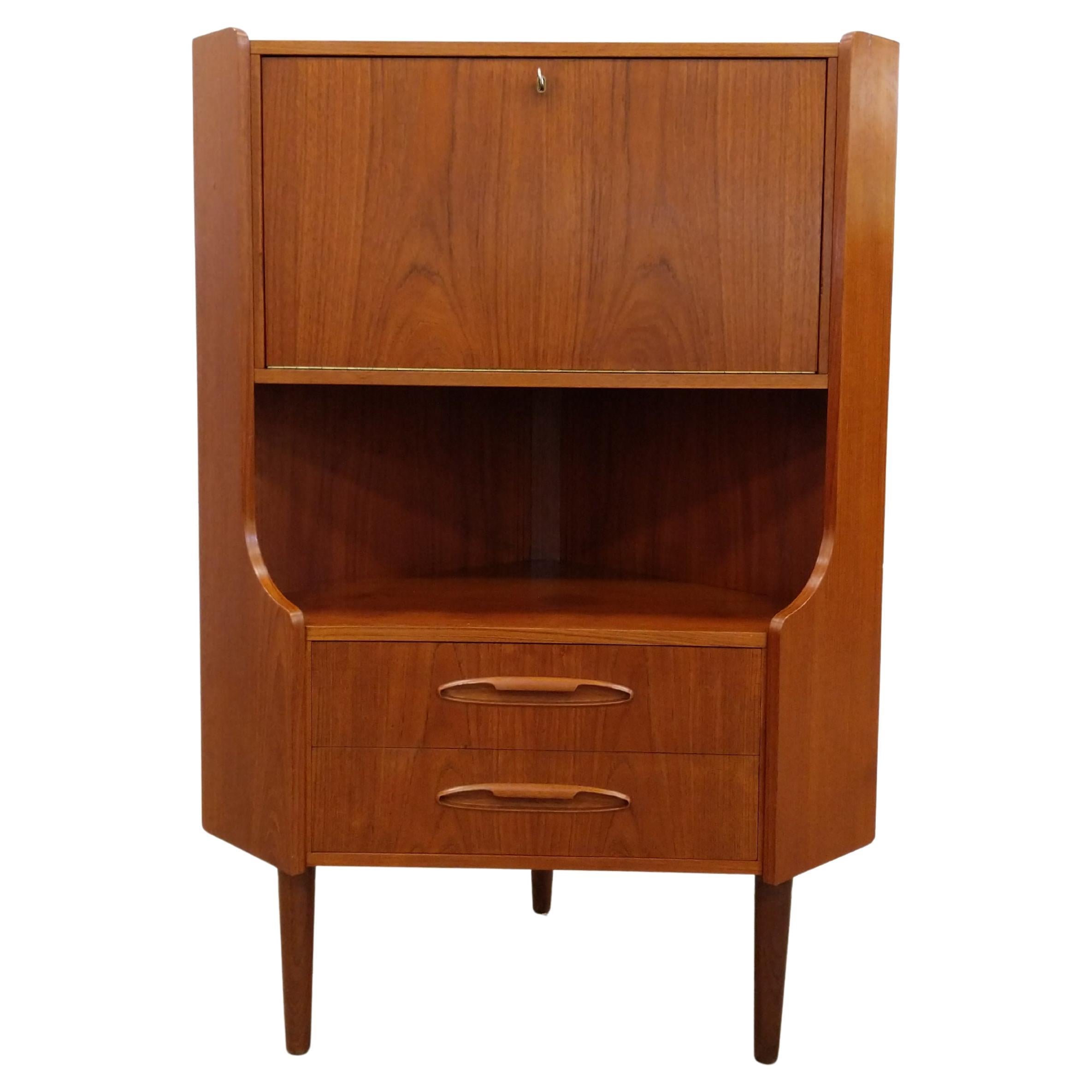 Vintage Danish Modern Teak Eckschrank von Aulum
