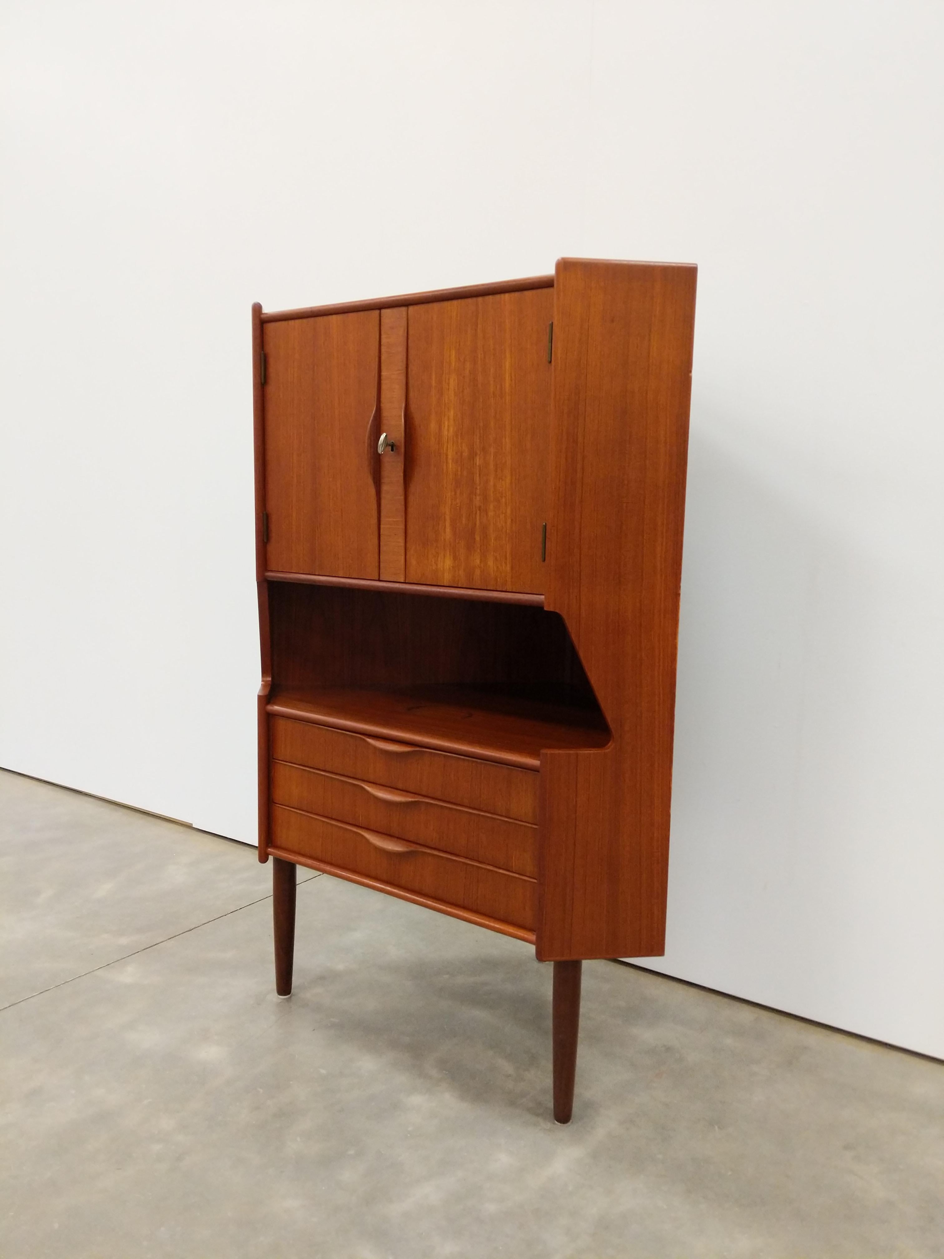 Autentico mobile angolare in teak danese/scandinavo della metà del secolo scorso.

Disegnato da Gunni Omann.

Questo pezzo è in condizioni eccellenti e presenta pochi segni di usura dovuti all'età (vedi foto).

Se desideri ulteriori dettagli,