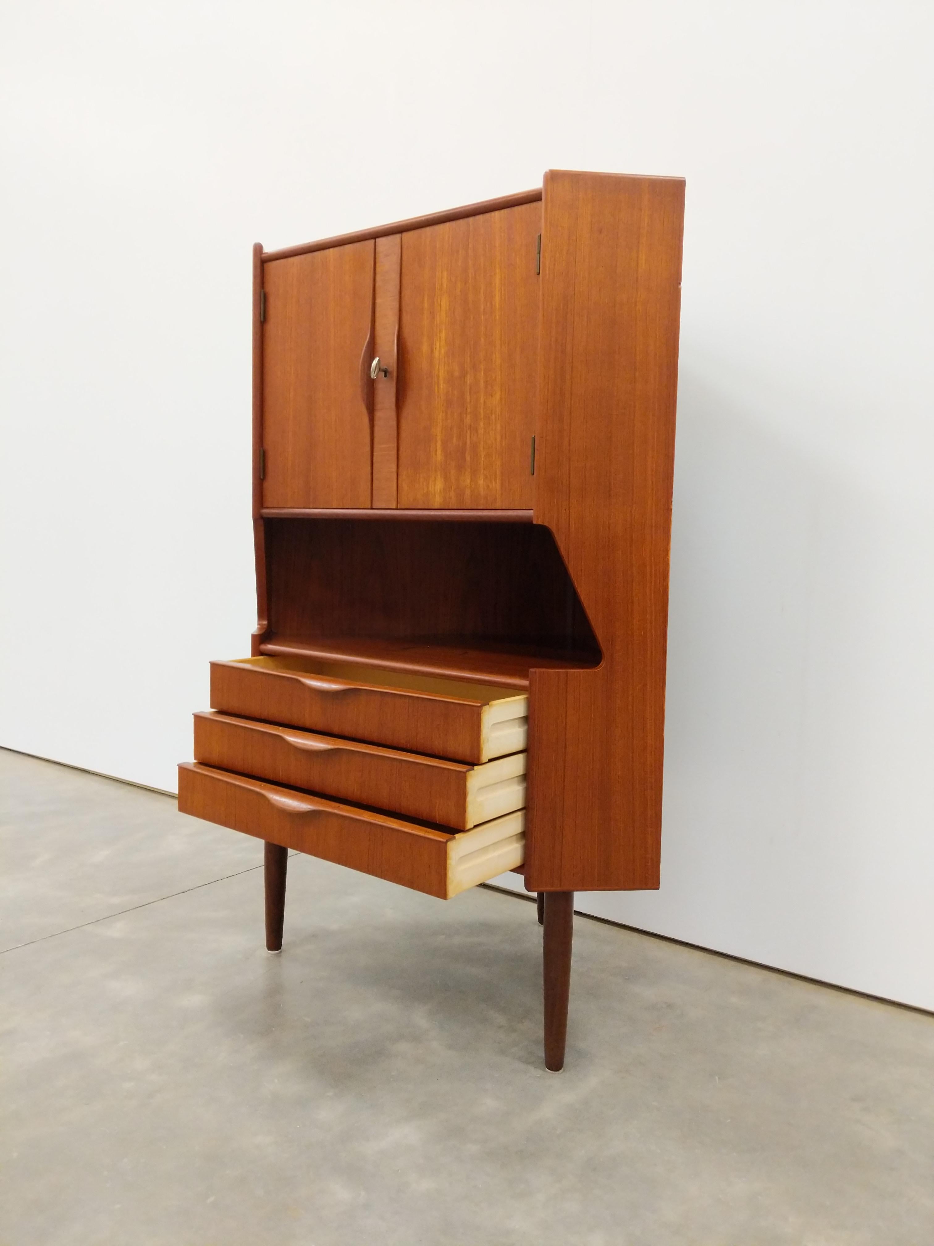 Mid-Century moderno Mobile angolare danese moderno in teak di Gunni Omann in vendita