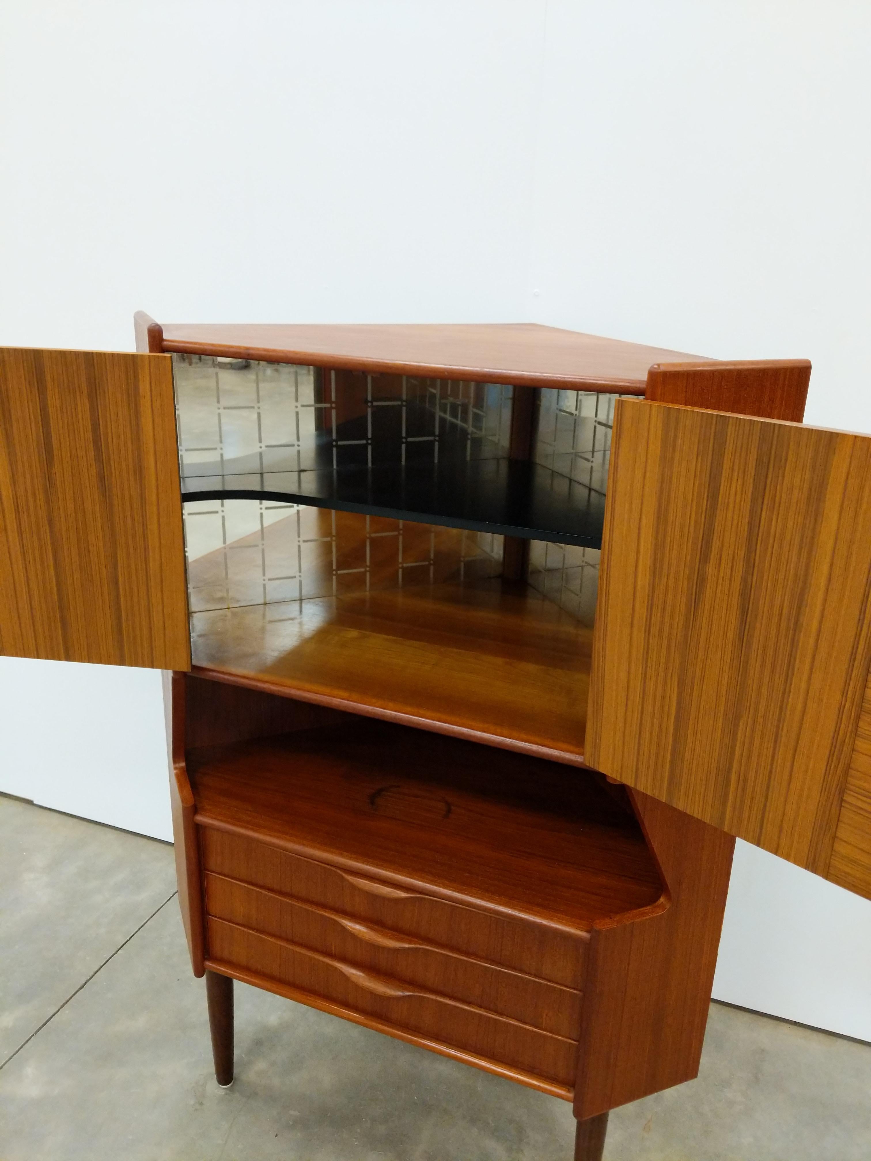 Danese Mobile angolare danese moderno in teak di Gunni Omann in vendita