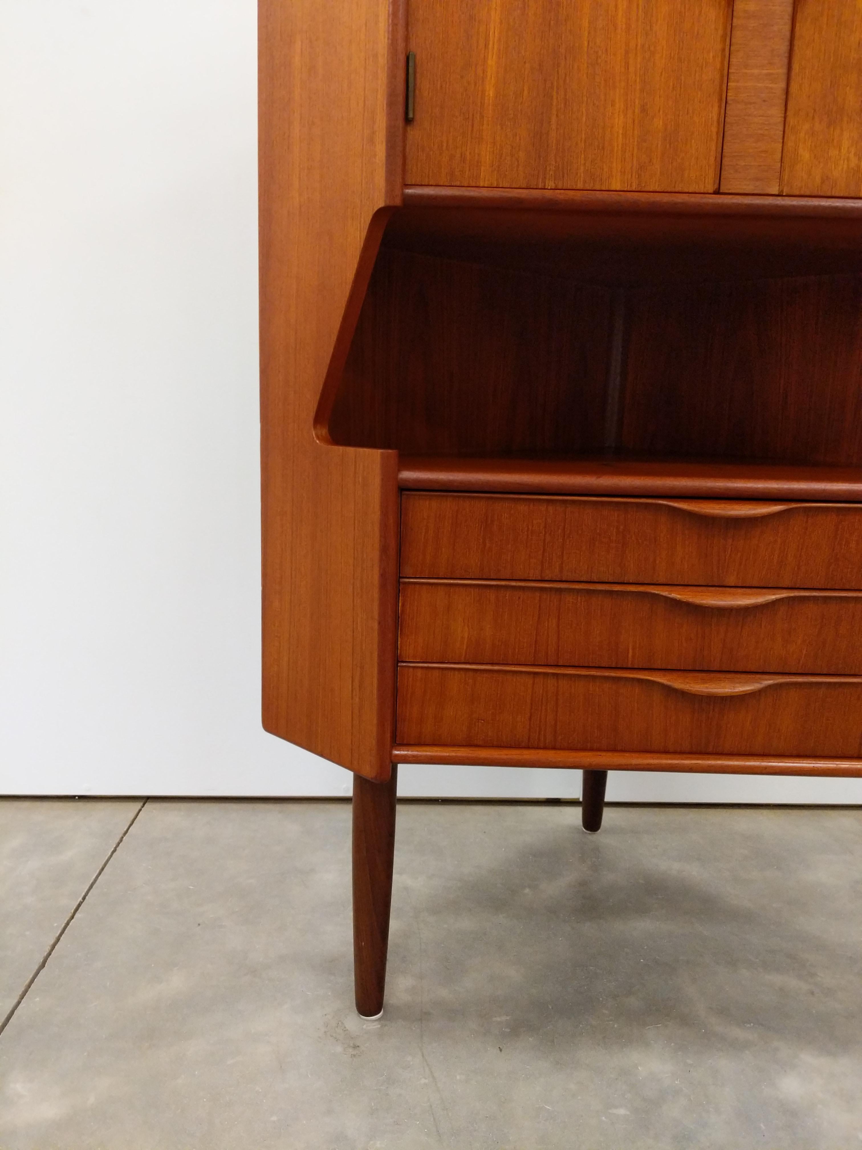 XX secolo Mobile angolare danese moderno in teak di Gunni Omann in vendita