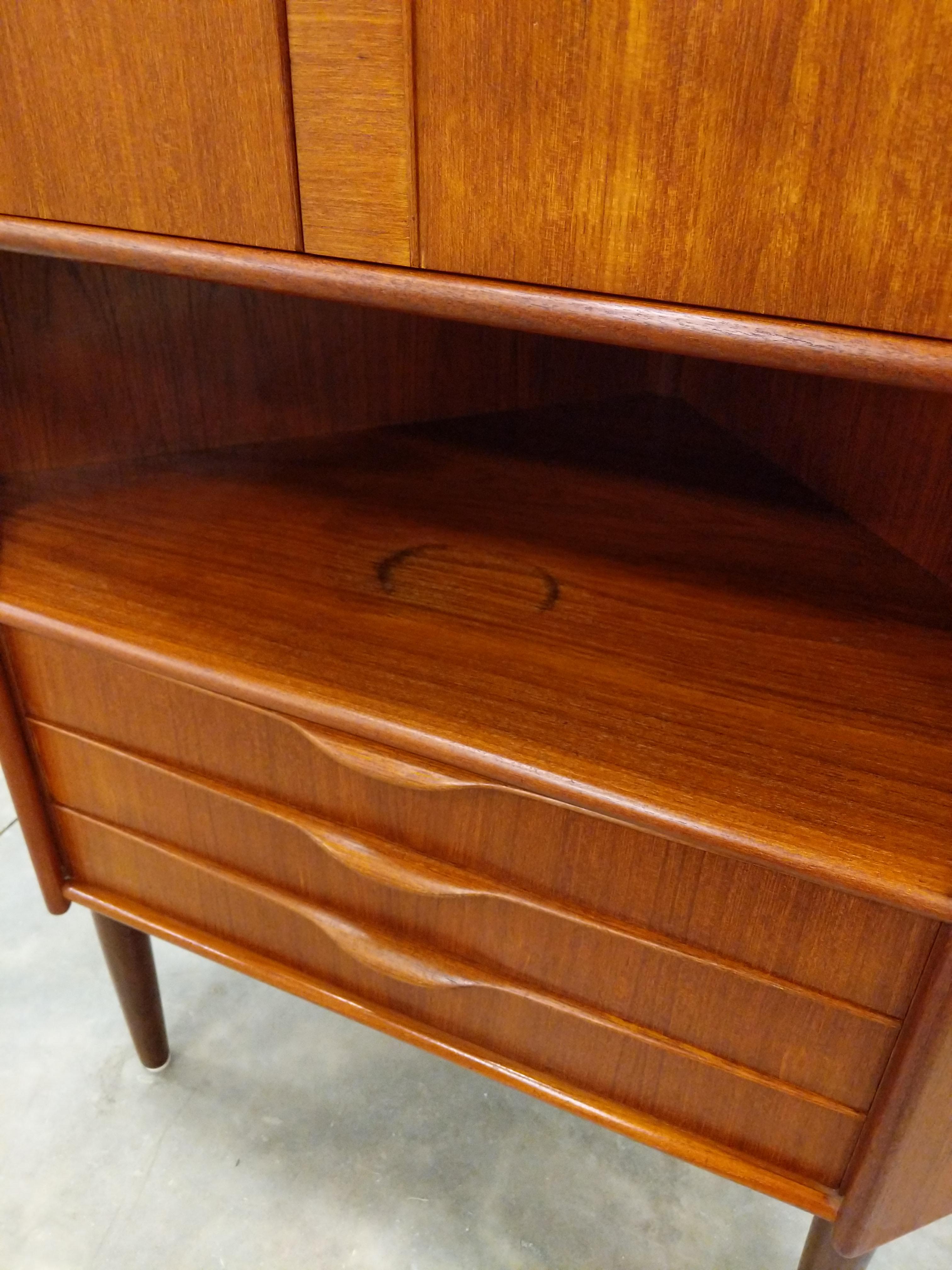 Mobile angolare danese moderno in teak di Gunni Omann in vendita 1