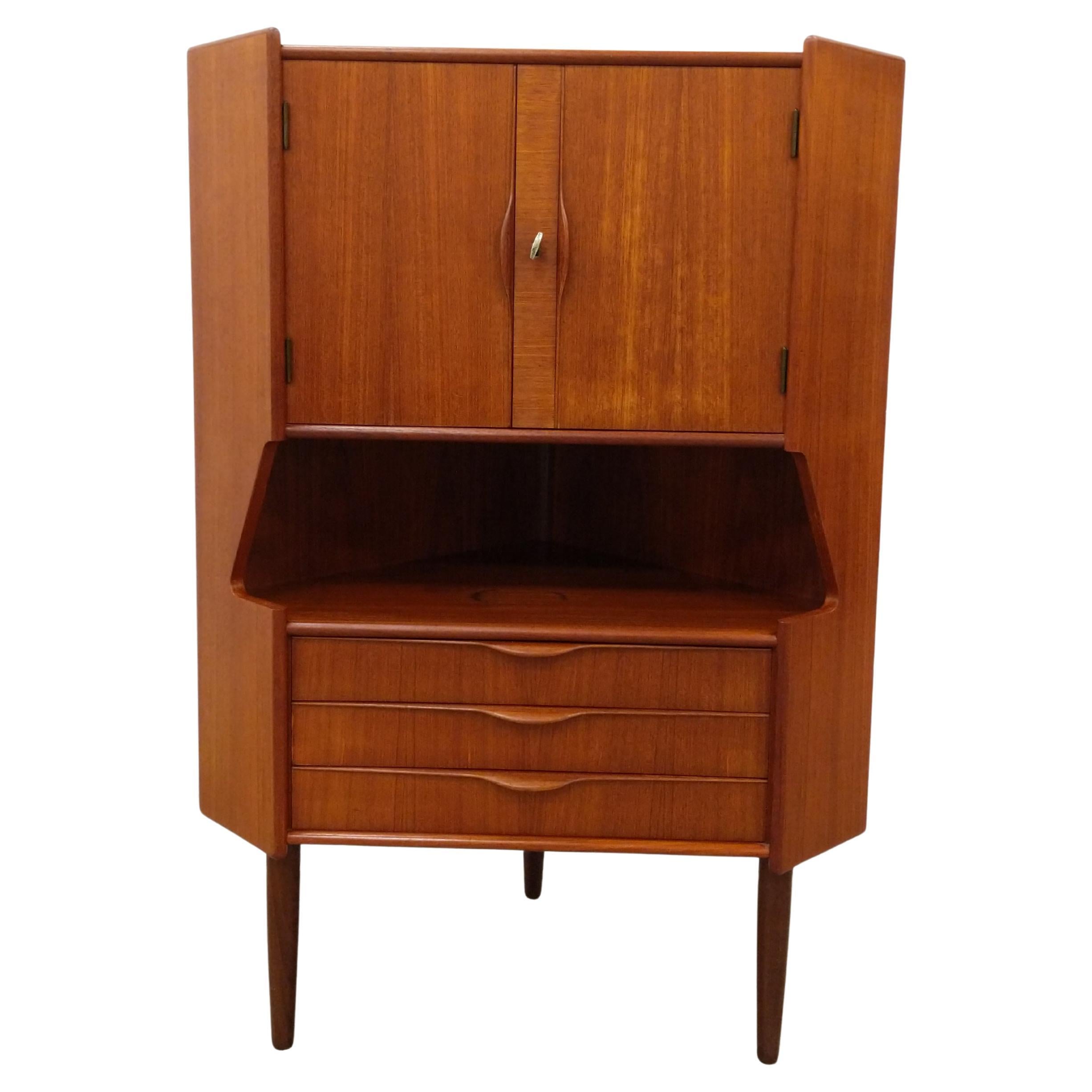 Mobile angolare danese moderno in teak di Gunni Omann in vendita
