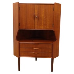 Armadi angolari moderni del Mid-Century