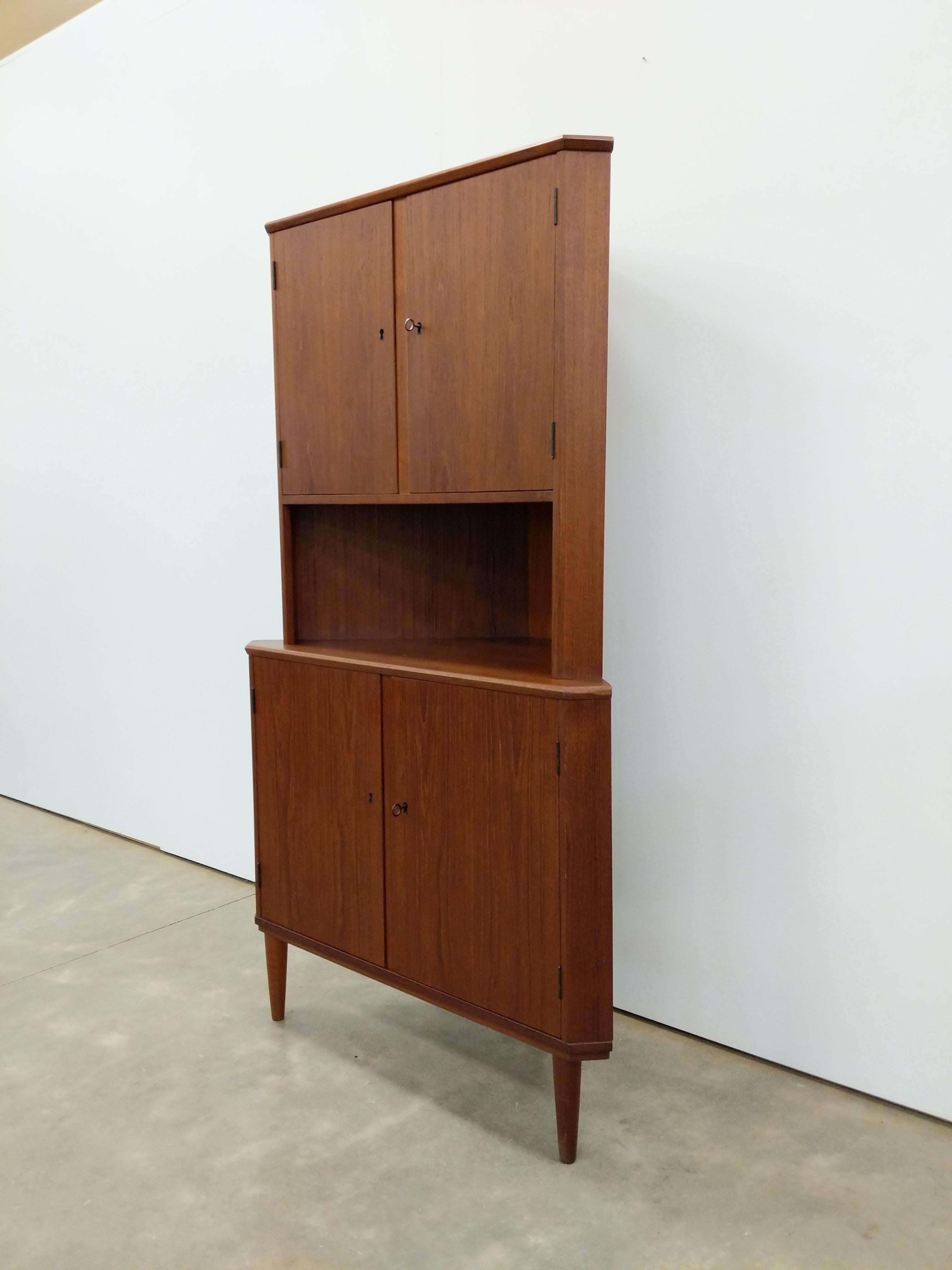 Autentico mobile angolare in teak danese/scandinavo della metà del secolo scorso.

Questo pezzo è in condizioni eccellenti con pochissimi segni di usura dovuti all'età (vedi foto).

Se desideri ulteriori dettagli, contattaci.

Dimensioni:
Alto