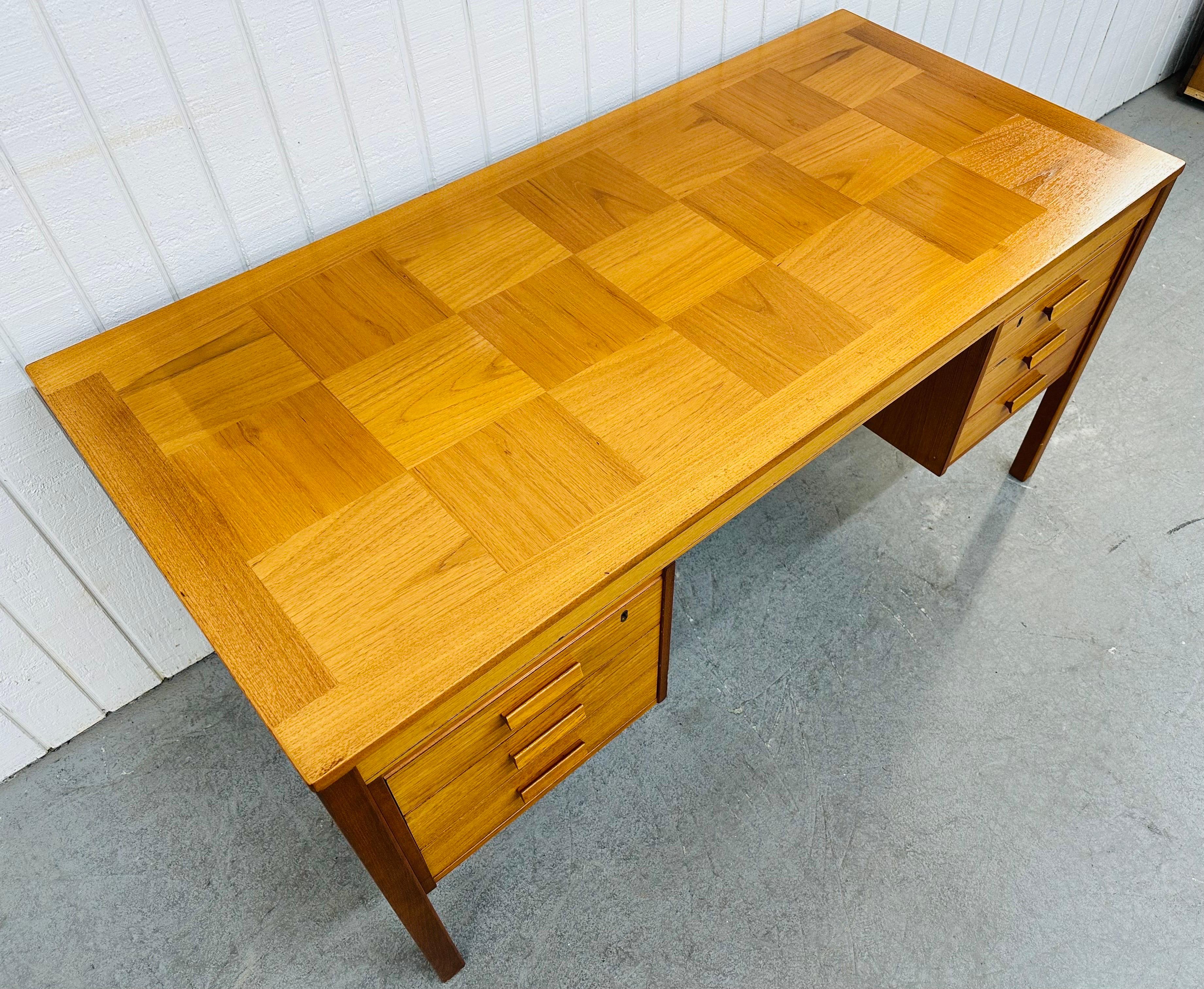 Vintage Danish Modern Teak Desk In Good Condition For Sale In Clarksboro, NJ