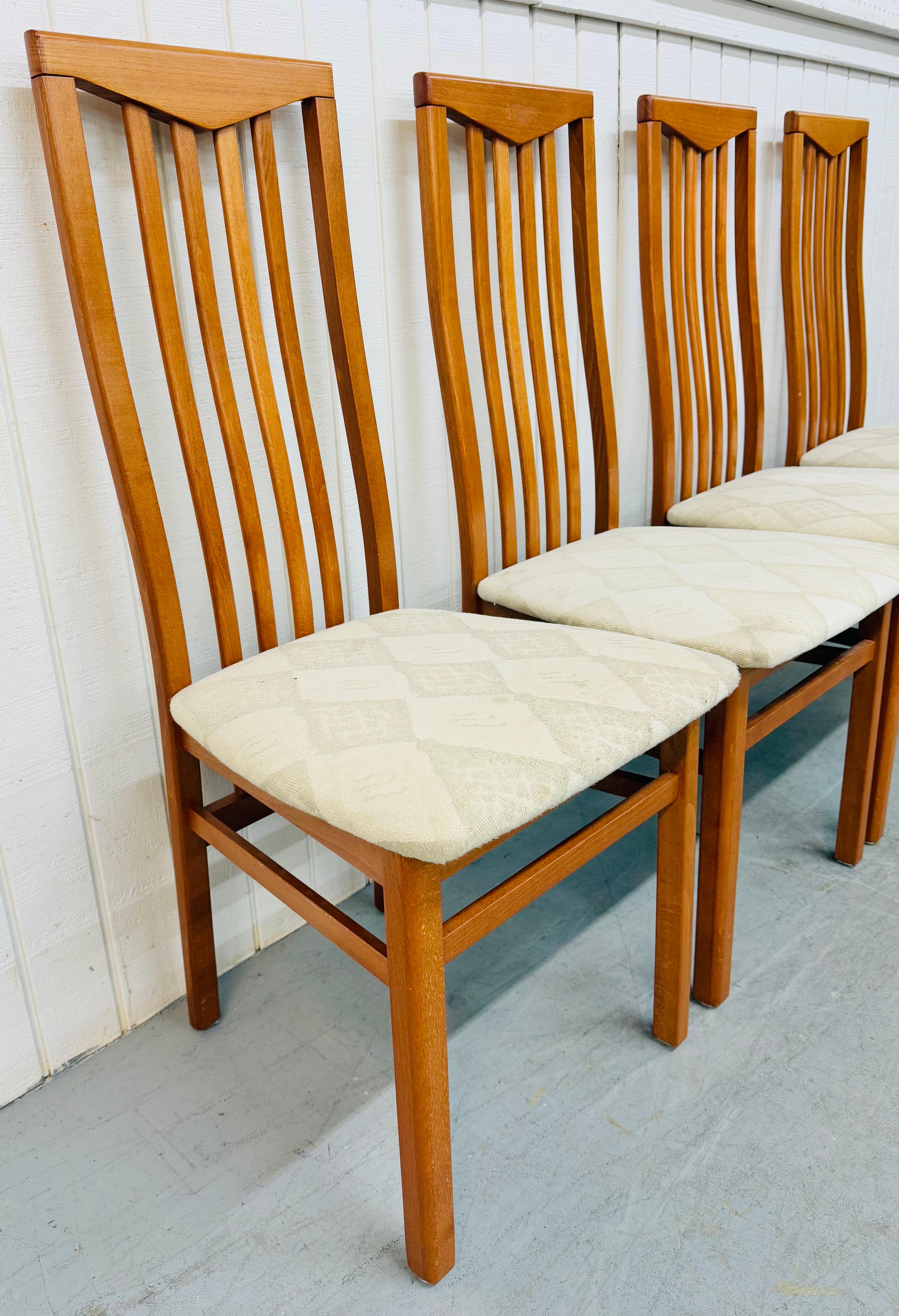 Cette annonce concerne un ensemble de quatre chaises de salle à manger en teck d'époque danoise moderne. Elle présente un design rectiligne, des dossiers hauts, quatre chaises latérales, une tapisserie d'origine et une magnifique finition en teck.