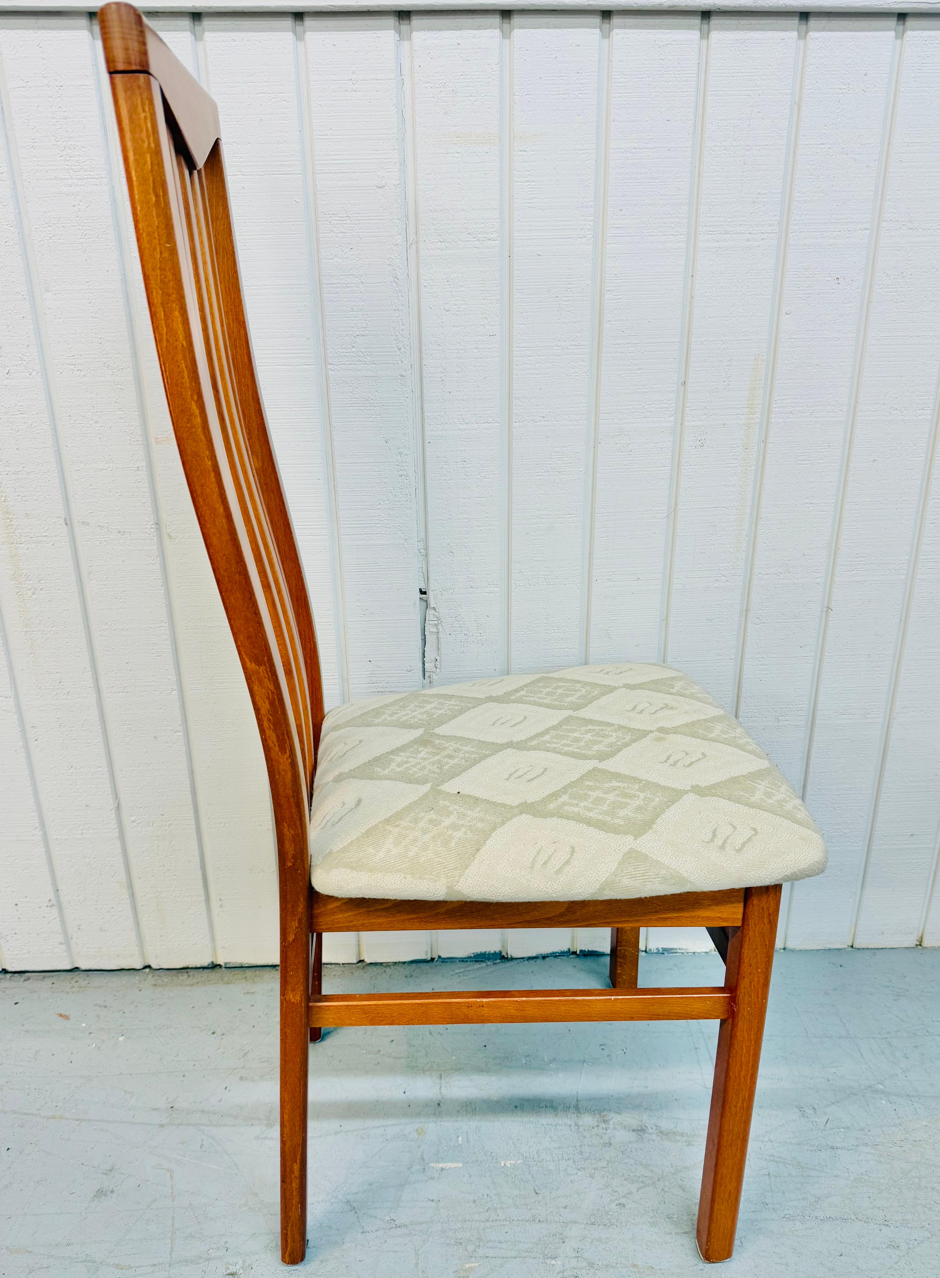Chaises de salle à manger danoises modernes vintage en teck - Lot de 4 Bon état - En vente à Clarksboro, NJ