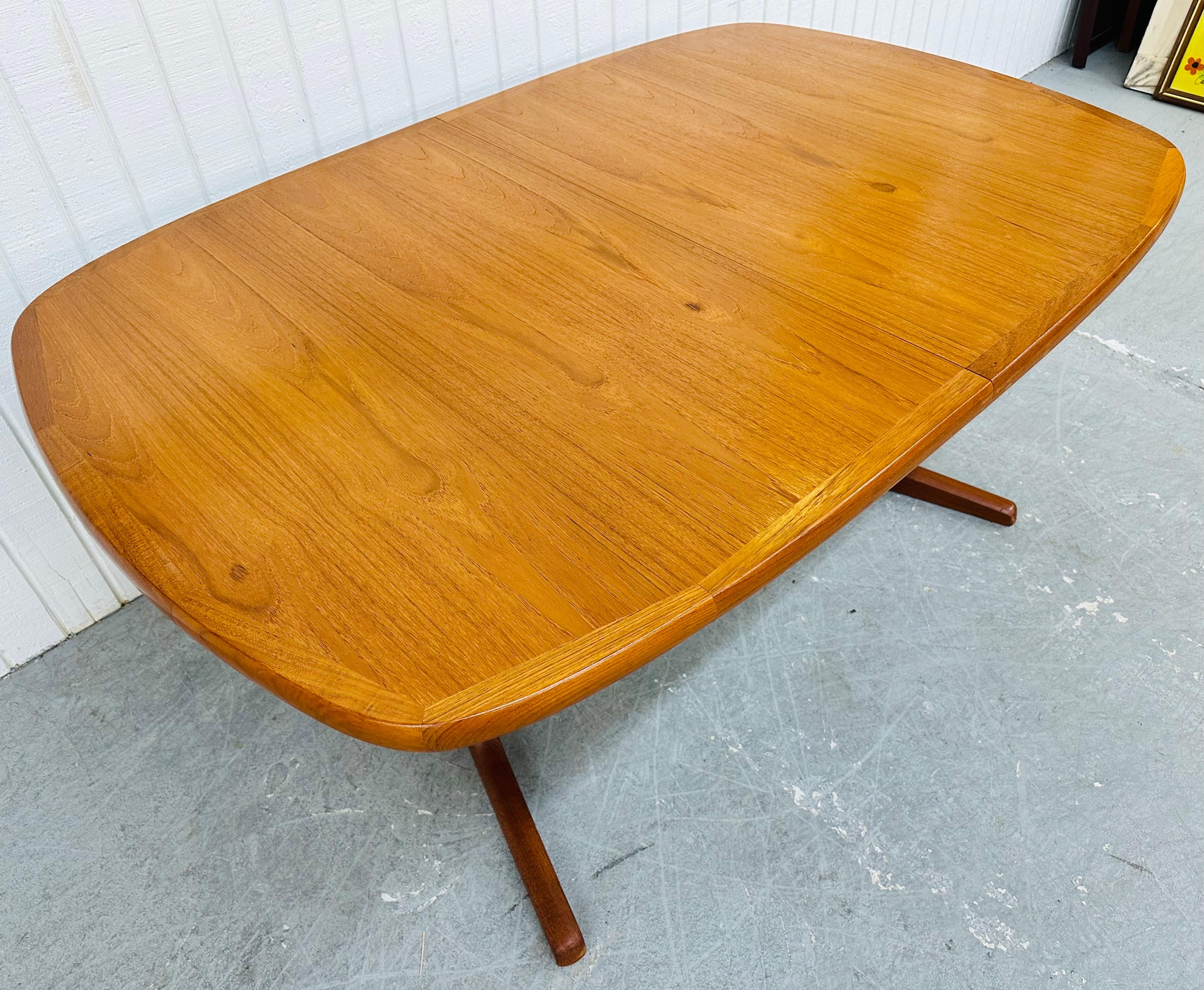 Cette annonce concerne une table de salle à manger en teck d'époque, moderne et danoise. Elle est dotée d'un plateau ovale en bois de teck, de deux allonges qui permettent de rallonger la table jusqu'à 100