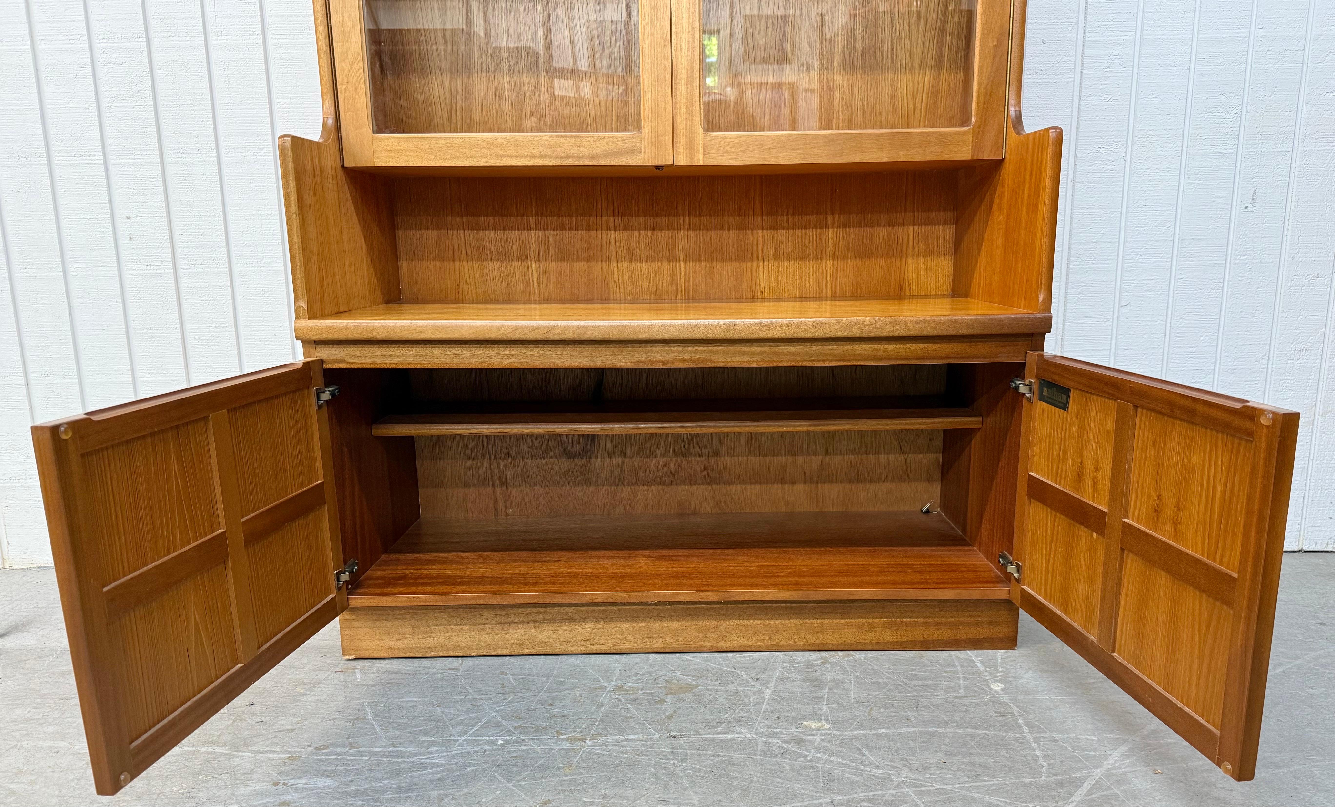 20ième siècle Vitrine en teck moderne danoise vintage en vente