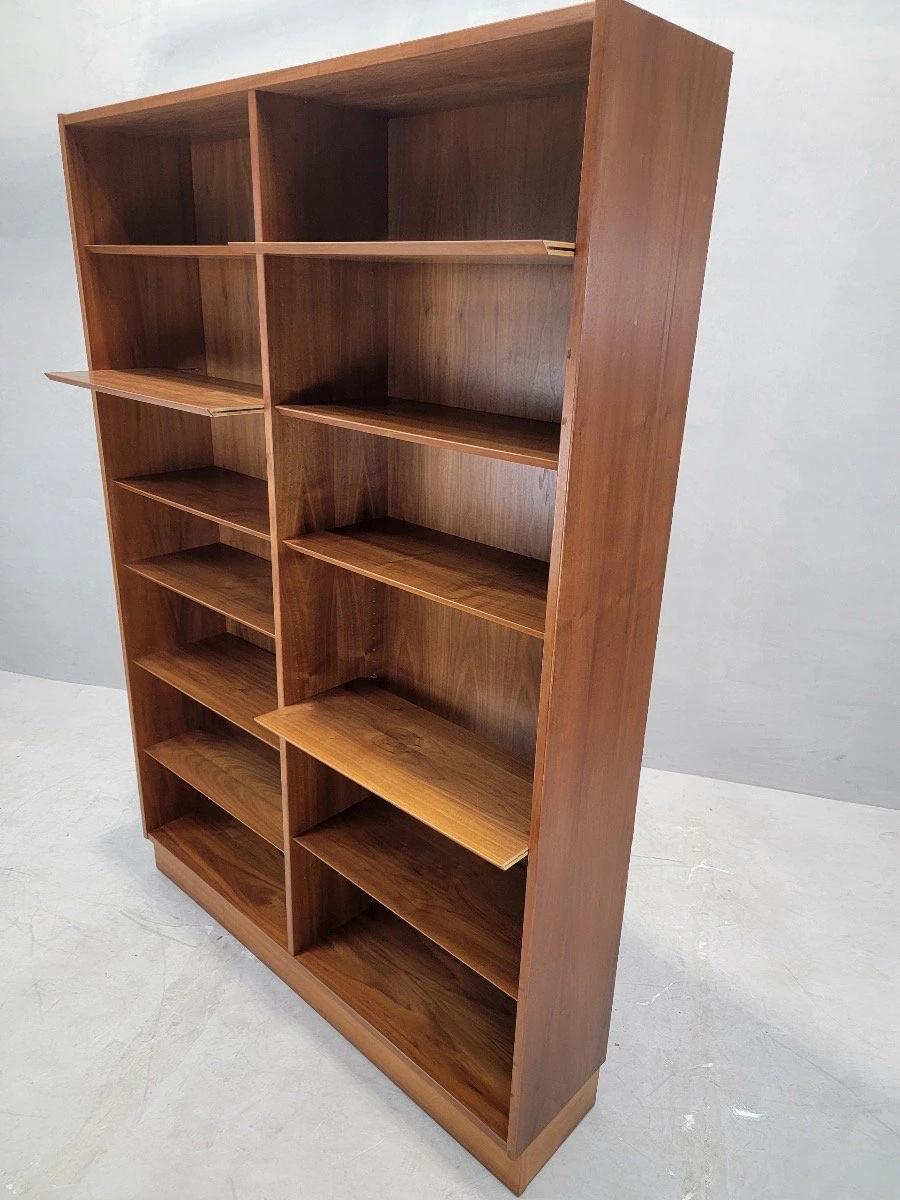 Vintage Danish Modern Teak Double Bookcase by Carlo Jensen for Poul Hundevad 

An exceptional Mid Century Modern adjustable teak tall bookcase/bookshelf unit by Carlo Jensen for Poul Hundevad from Denmark. Tall and wide with tons of storage space,