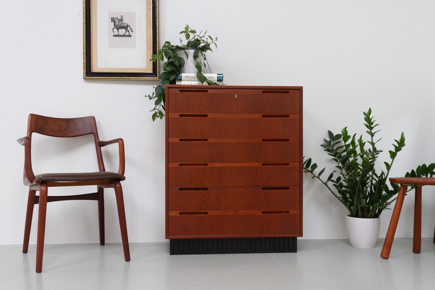 Vintage Danish Modern Teak Dresser, 1960s. For Sale 10