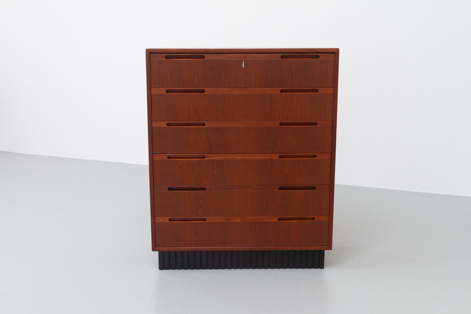 Vintage Danish Modern Teak Dresser, 1960s.
Very expressive Mid-Century Modern chest of drawers with six drawers. Pulls are integrated in the drawer front for a more cubic and minimalistic appearance. 
Top drawer has a lock with key. Standing on a