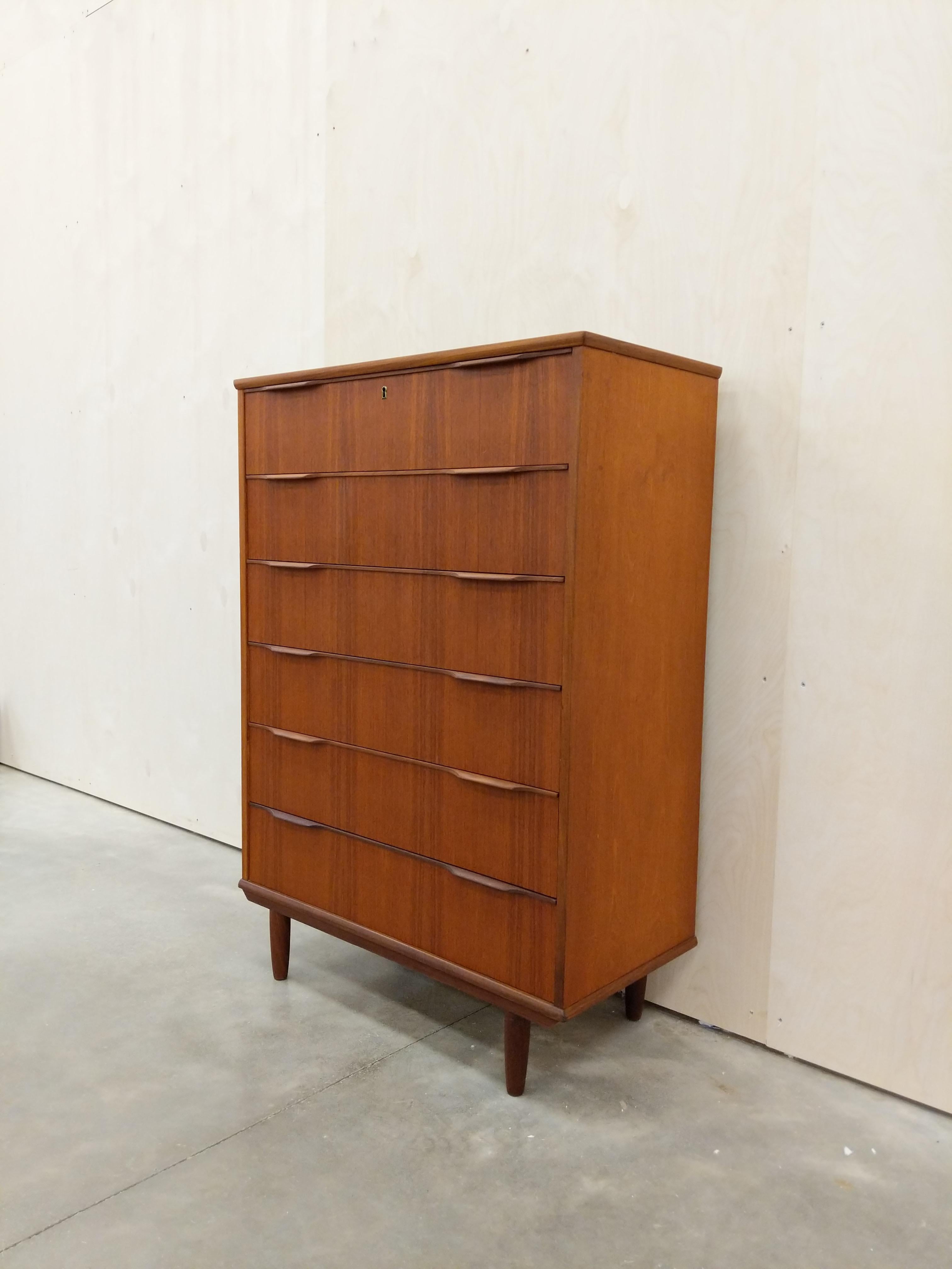 Authentic vintage mid century Danish / Scandinavian Modern teak dresser / chest of drawers.

By Ejsing Møbelfabrik.

This piece is in excellent refinished condition with very few signs of age-related wear (see photos).

If you would like any