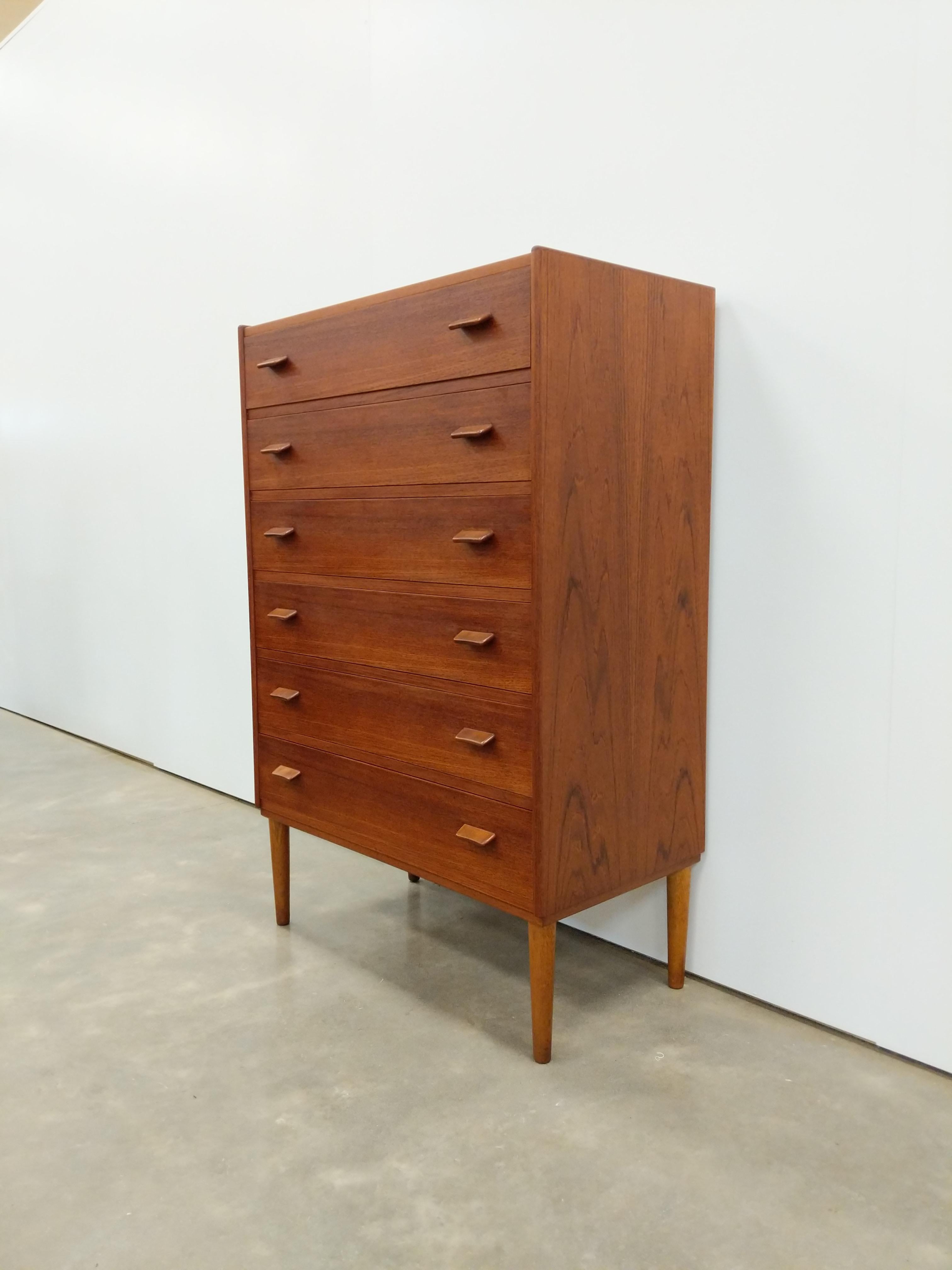 Authentic vintage mid century Danish / Scandinavian Modern teak dresser / chest of drawers.

By Munch Slagelse. Maker's stamp on back.

This piece is in excellent refinished condition with very few signs of age-related wear (see photos).

If you