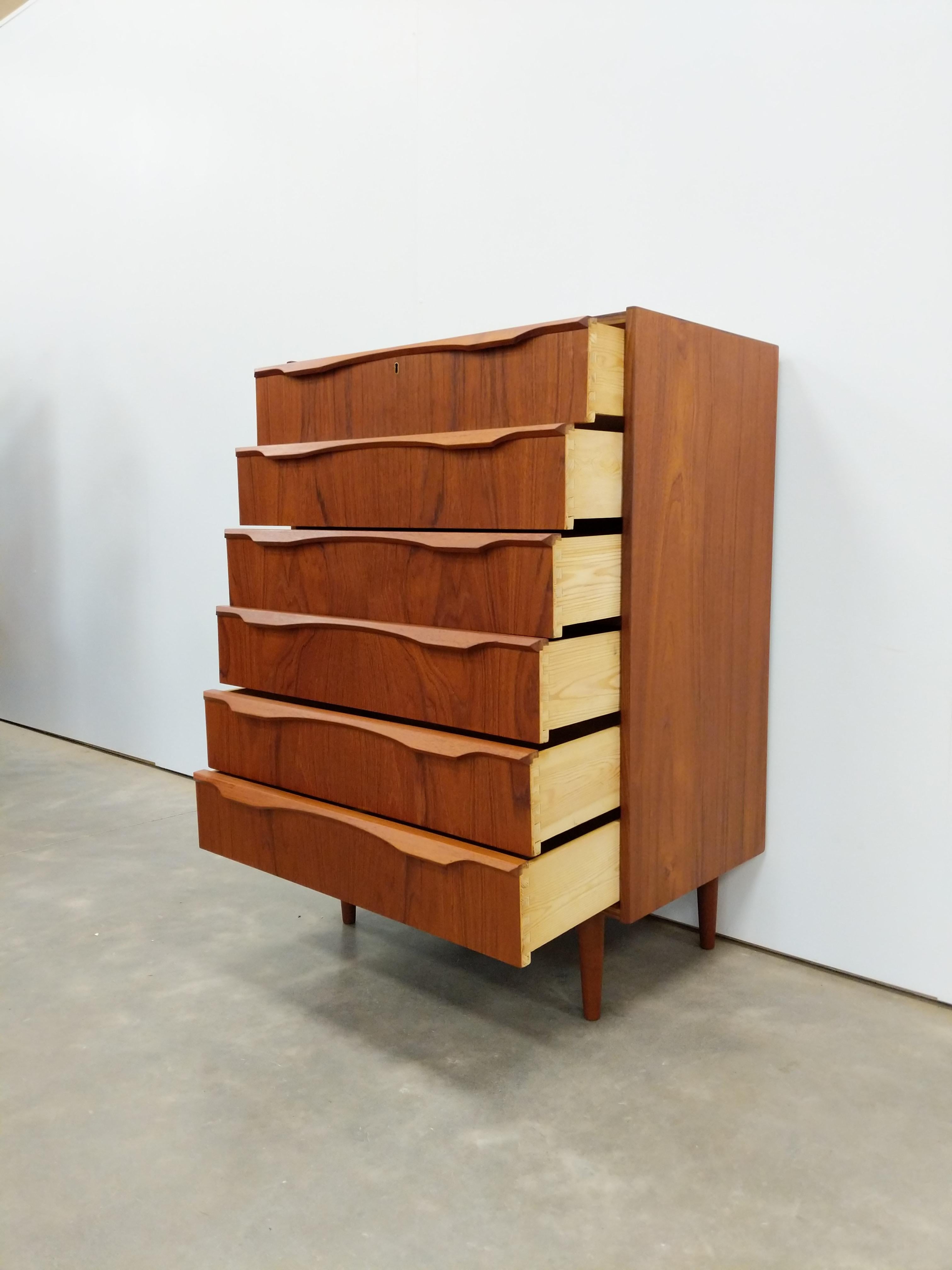 Cómoda vintage danesa moderna de teca de Ønskemøbler Moderno de mediados de siglo en venta