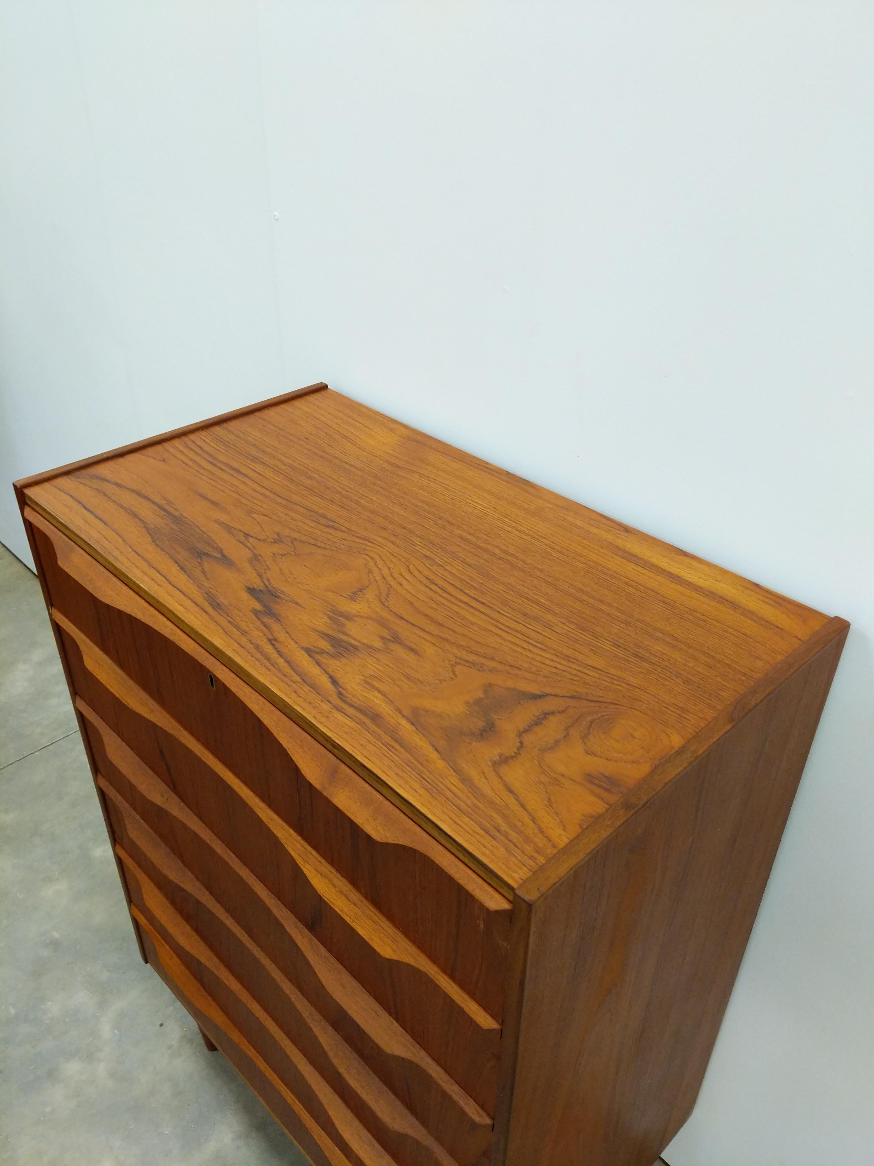 Cómoda vintage danesa moderna de teca de Ønskemøbler Danés en venta