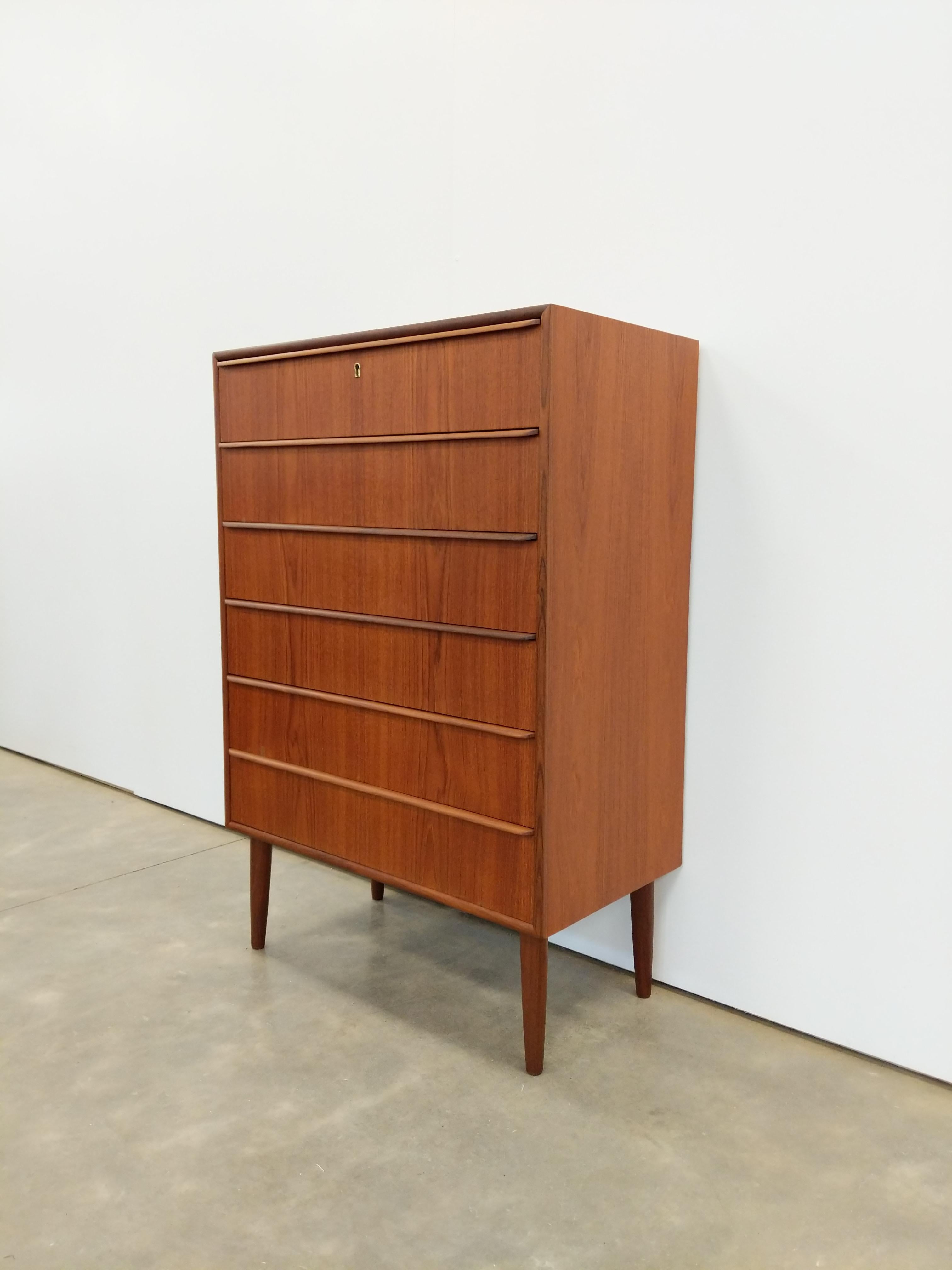 Authentic vintage mid century Danish / Scandinavian Modern teak dresser / chest of drawers.

This piece is in excellent refinished condition with very few signs of age-related wear (see photos).

If you would like any additional details, please