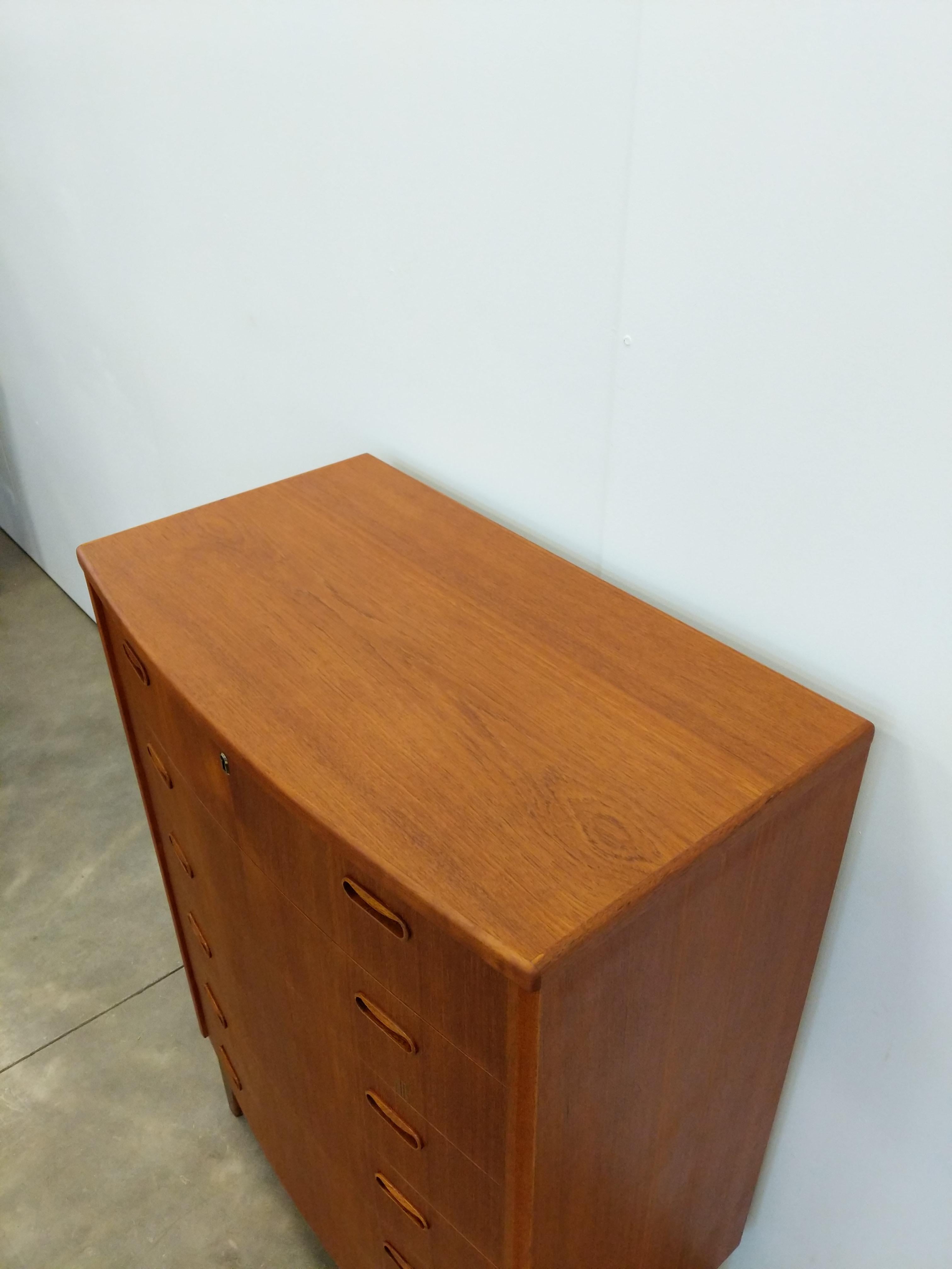 Mid-Century moderno Comò moderno danese d'epoca in teak in vendita