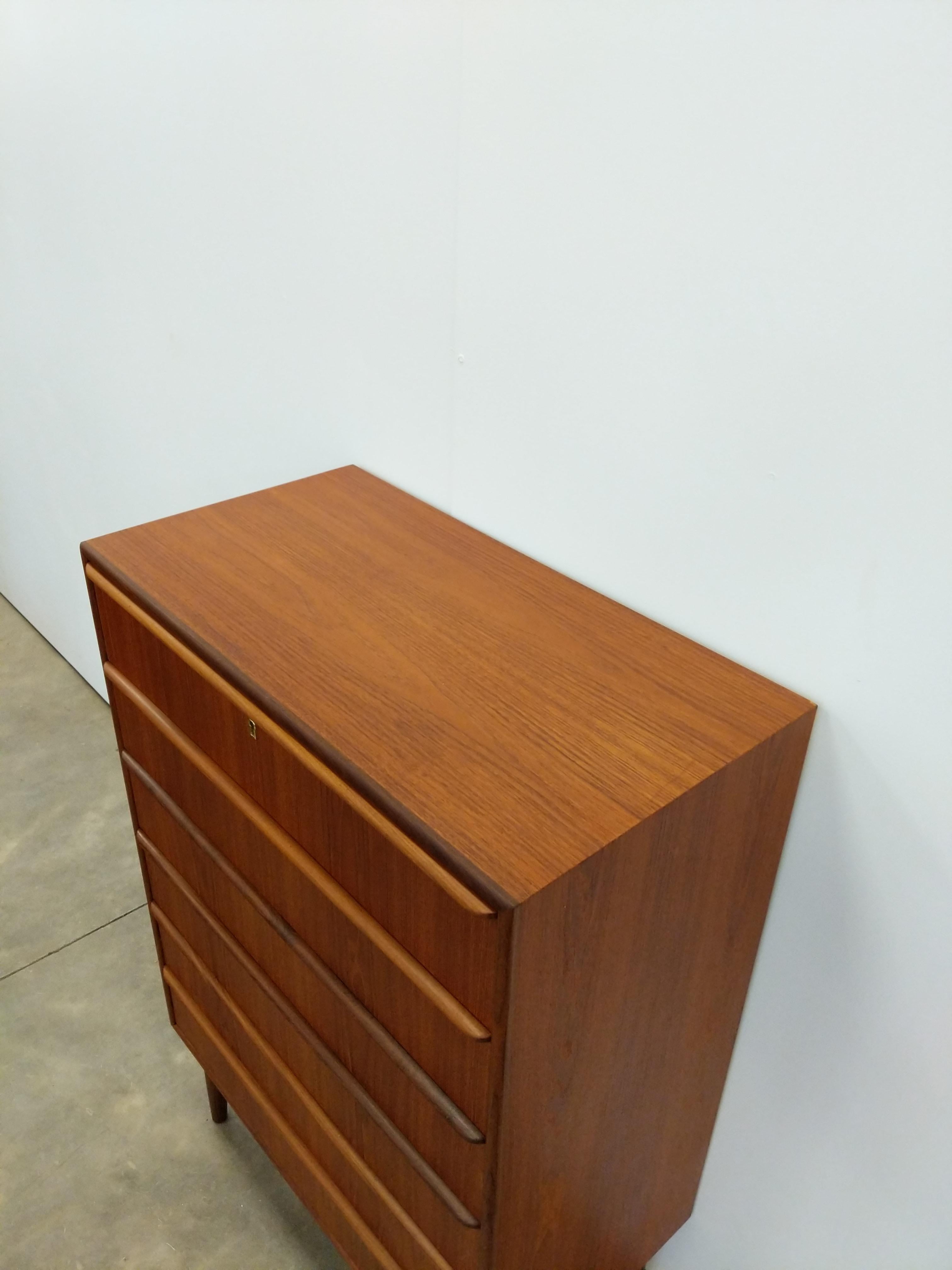 Vintage Danish Modern Teak Dresser In Good Condition In Gardiner, NY