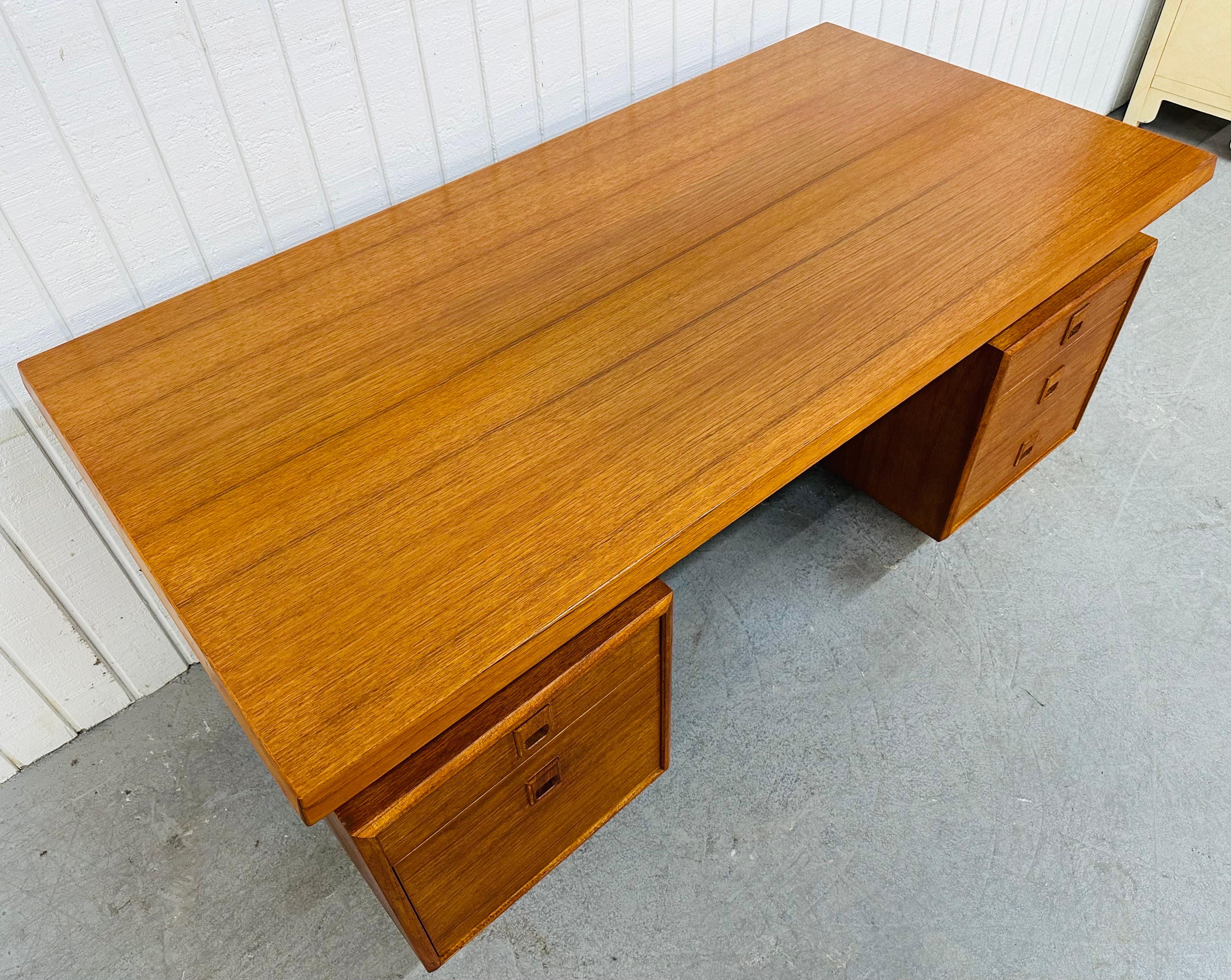 Vintage Danish Modern Teak Executive Desk In Good Condition In Clarksboro, NJ