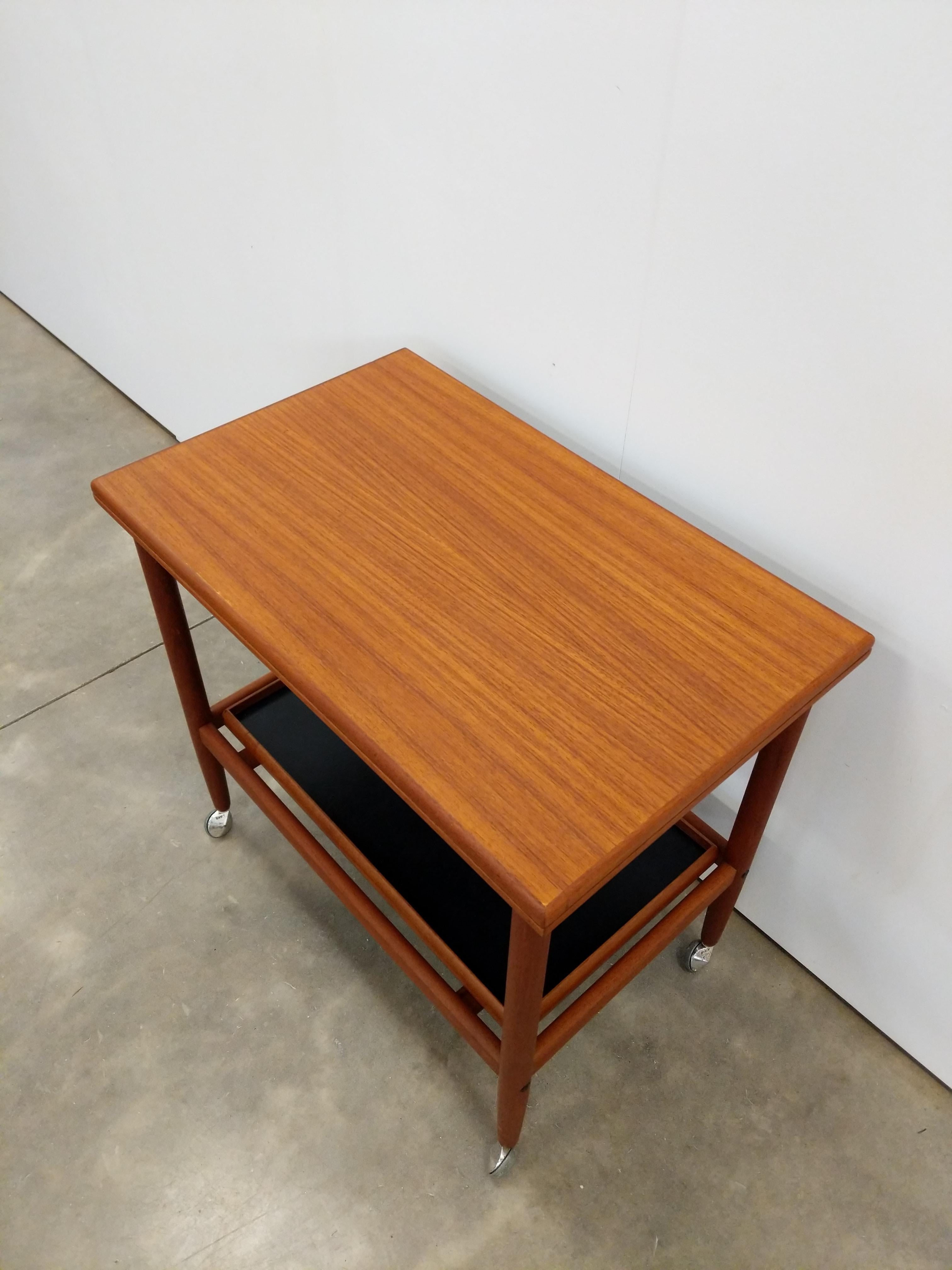 Mid-Century moderno Tavolo trolley espandibile in teak danese moderno vintage in vendita