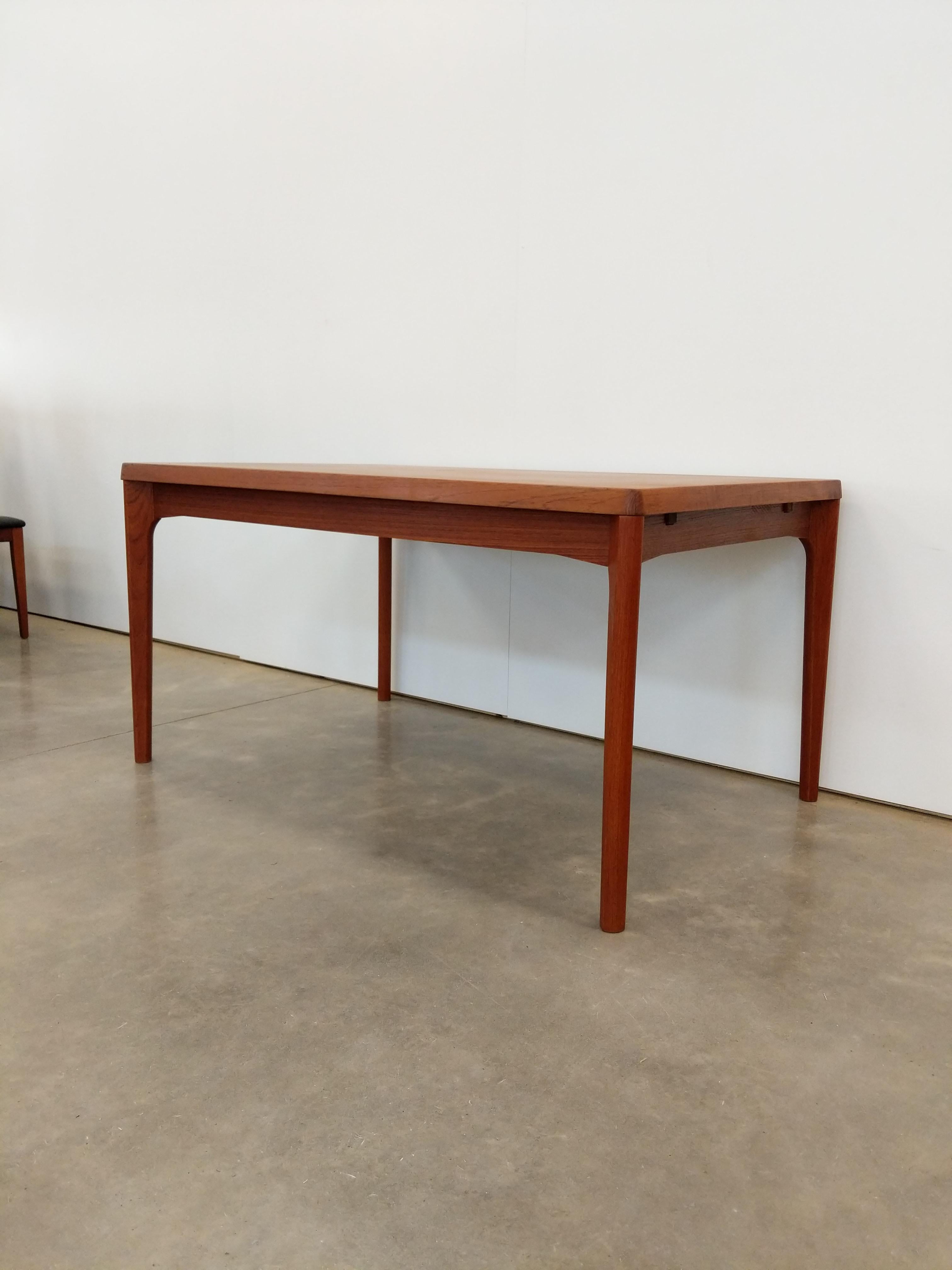 Authentischer dänischer / skandinavischer moderner Teakholz-Esstisch aus der Mitte des Jahrhunderts mit 2 eingebauten Ausziehplatten im niederländischen Stil.

Entworfen von Henning Kjaernulf für Vejle Stole og Møbelfabrik.

Stempel des Herstellers