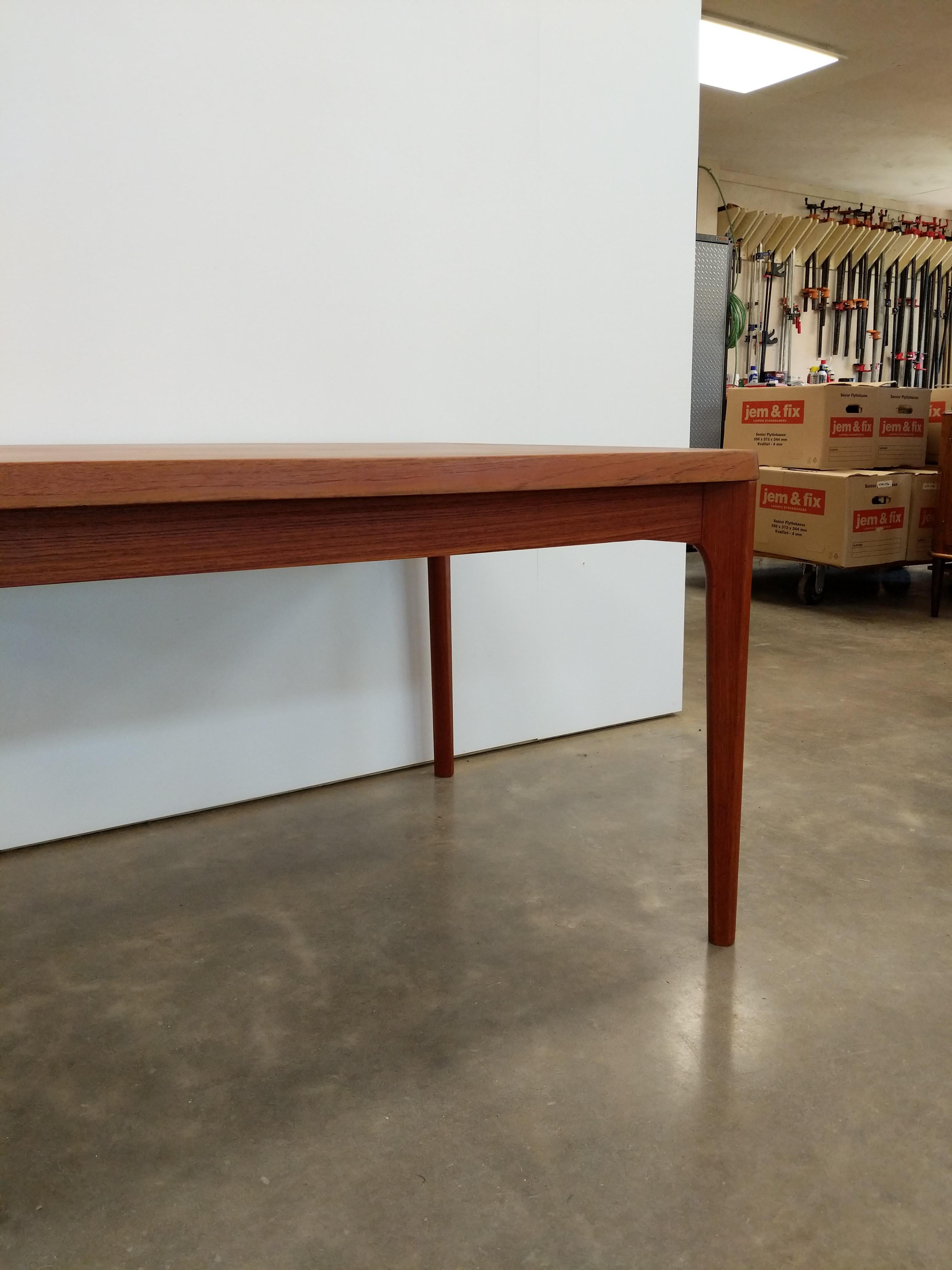 Ausziehbarer dänischer moderner Vintage-Esstisch aus Teakholz von Henning Kjaernulf im Zustand „Gut“ in Gardiner, NY