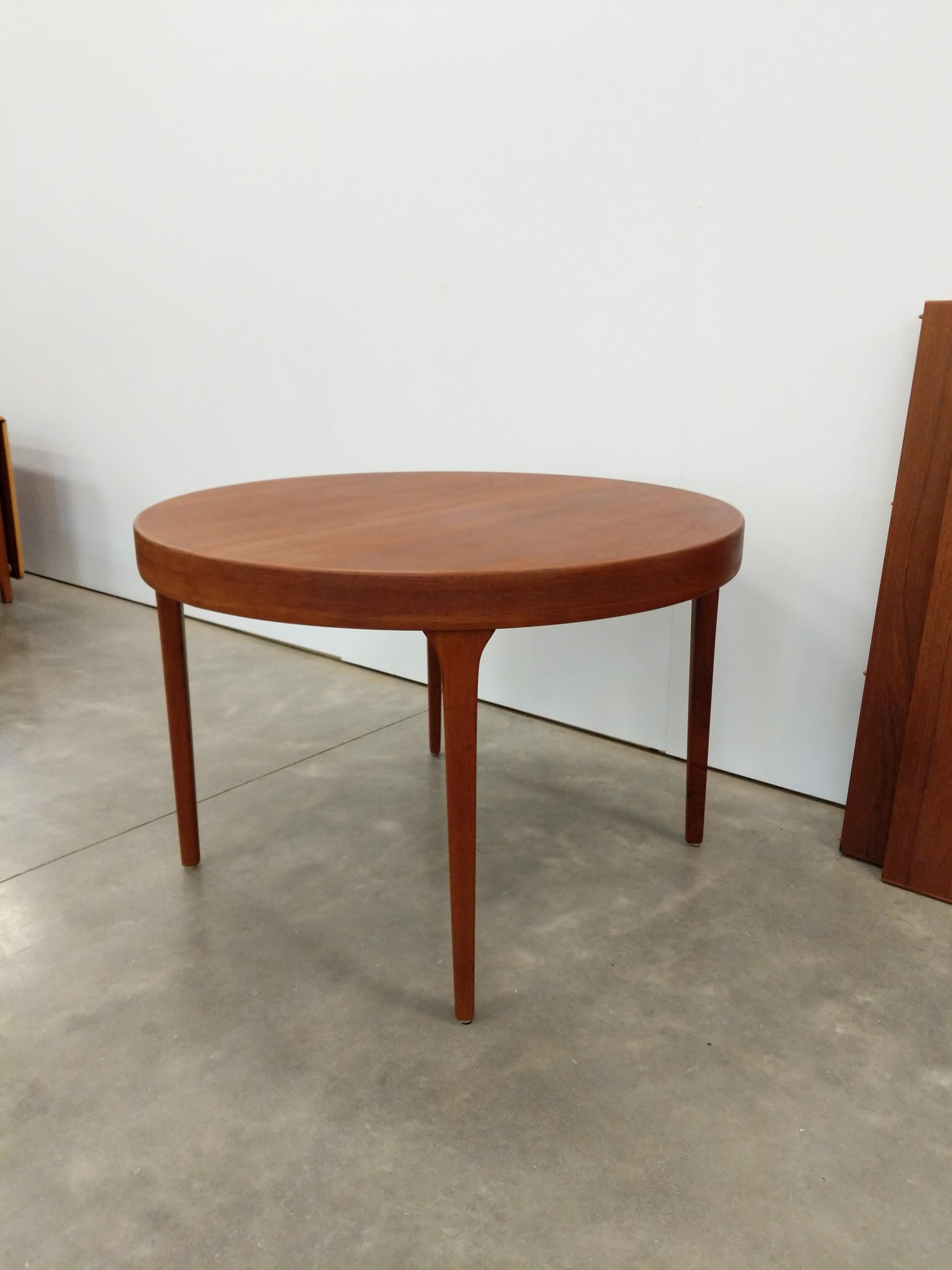 Autentico tavolo da pranzo allungabile in teak della metà del secolo, in stile danese/moderno scandinavo, con 2 foglie.

Progettato da Svend Åge Madsen.

Timbro del produttore sul fondo.

Una foglia ha un pezzo di gonna, l'altra no. Molti tavoli