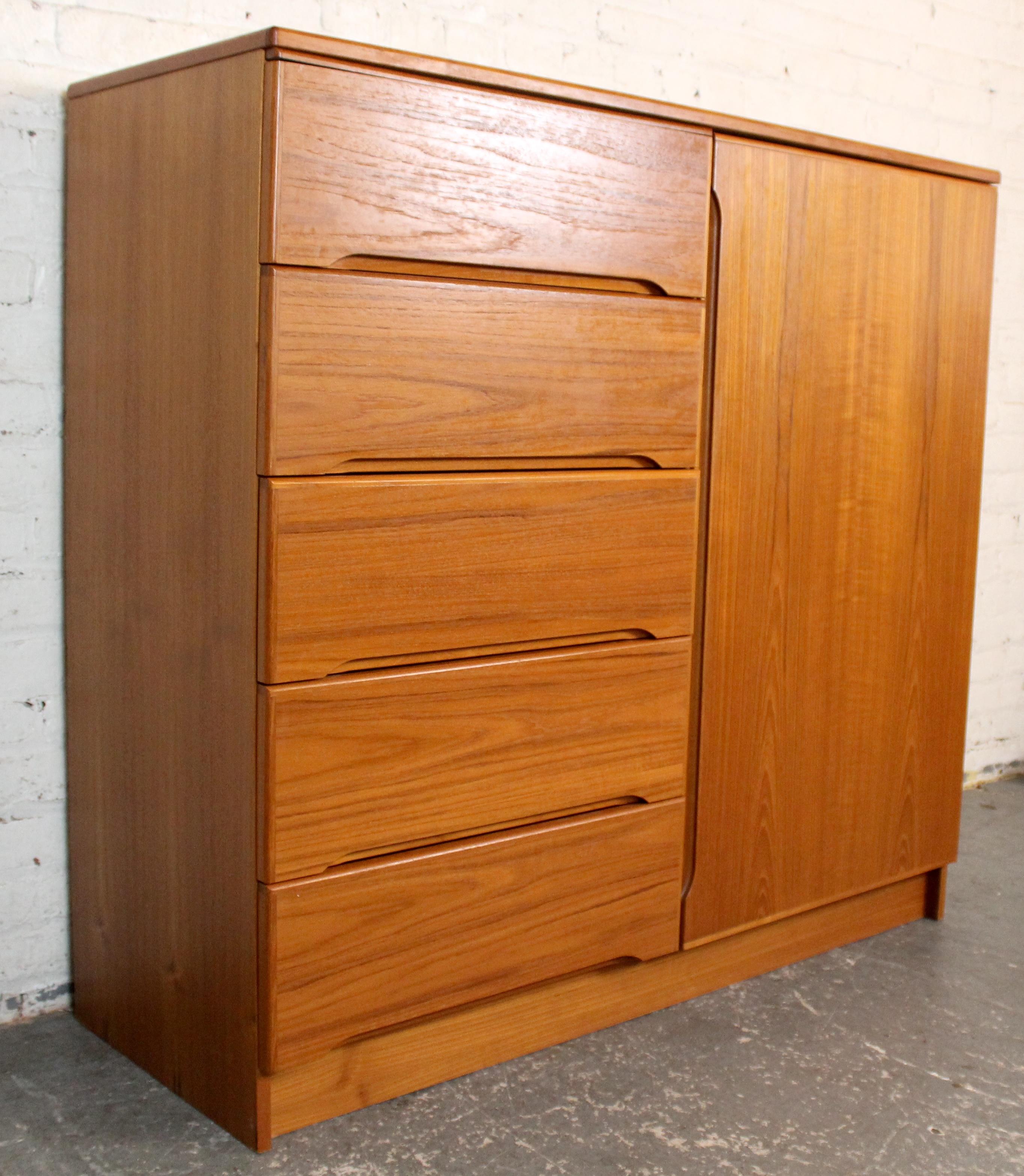 Cassapanca da gentiluomo in teak danese moderna d'epoca in vendita 2