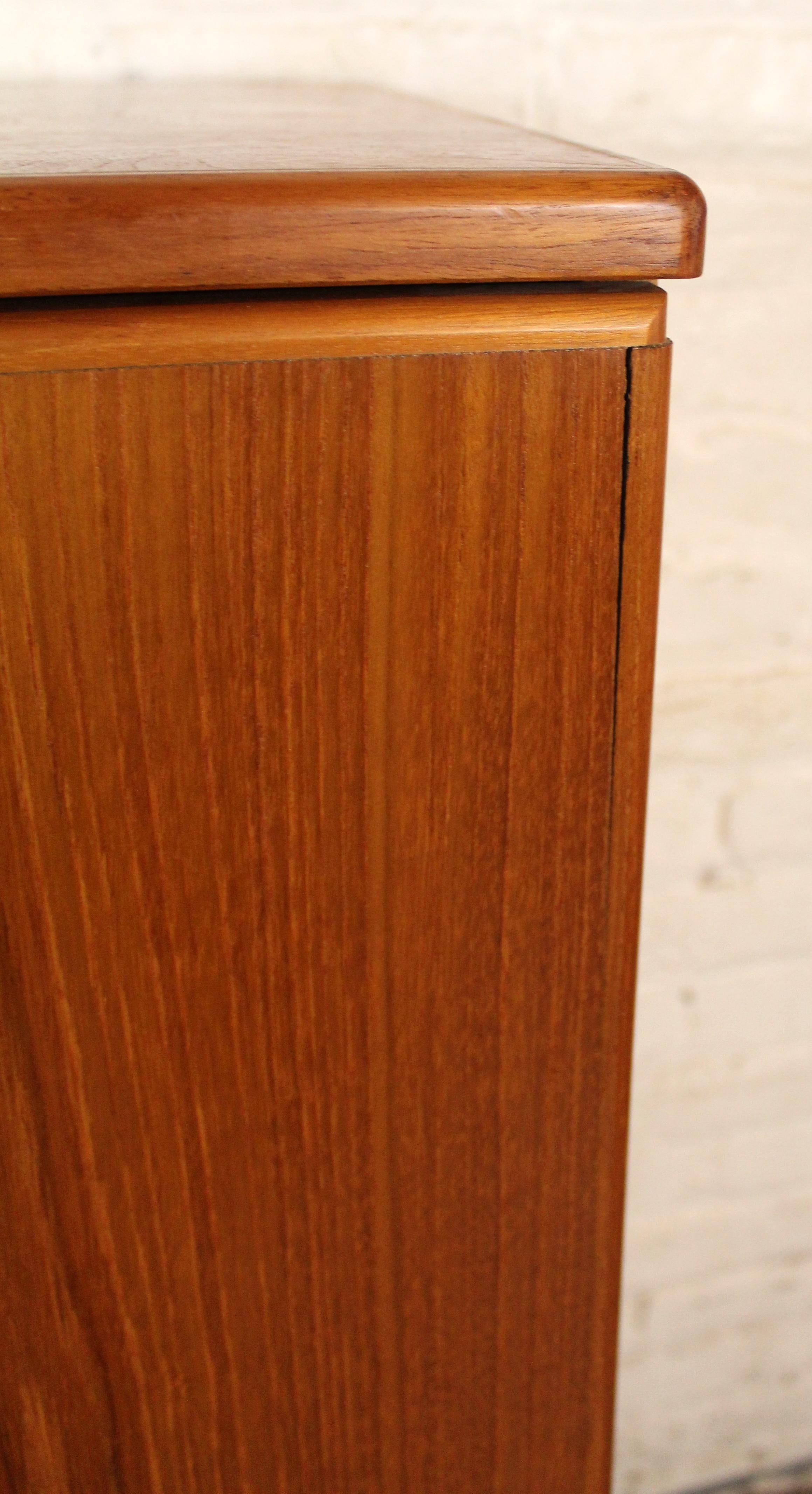 Impiallacciato Cassapanca da gentiluomo in teak danese moderna d'epoca in vendita