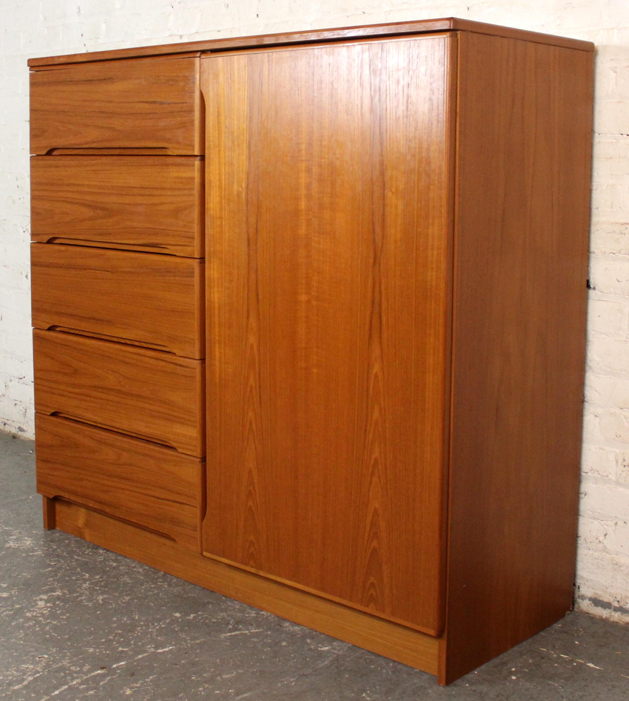 Cassapanca da gentiluomo in teak danese moderna d'epoca in vendita 1