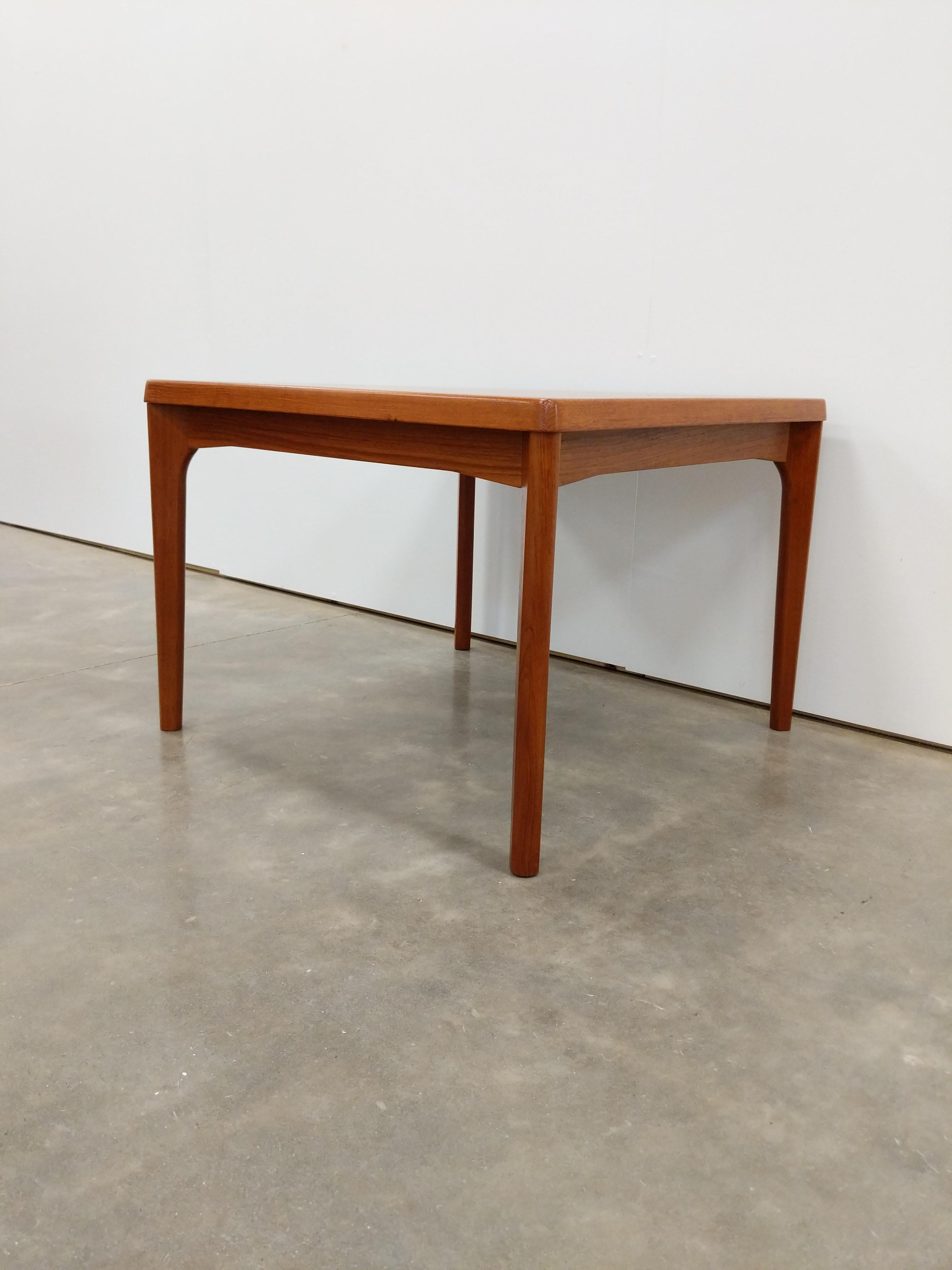 Authentic vintage mid century Danish / Scandinavian Modern teak coffee table / side table.

Designed by Henning Kjaernulf for Vejle Stole og Møbelfabrik.

Maker's stamp on bottom

This piece is in excellent vintage condition with very few signs of