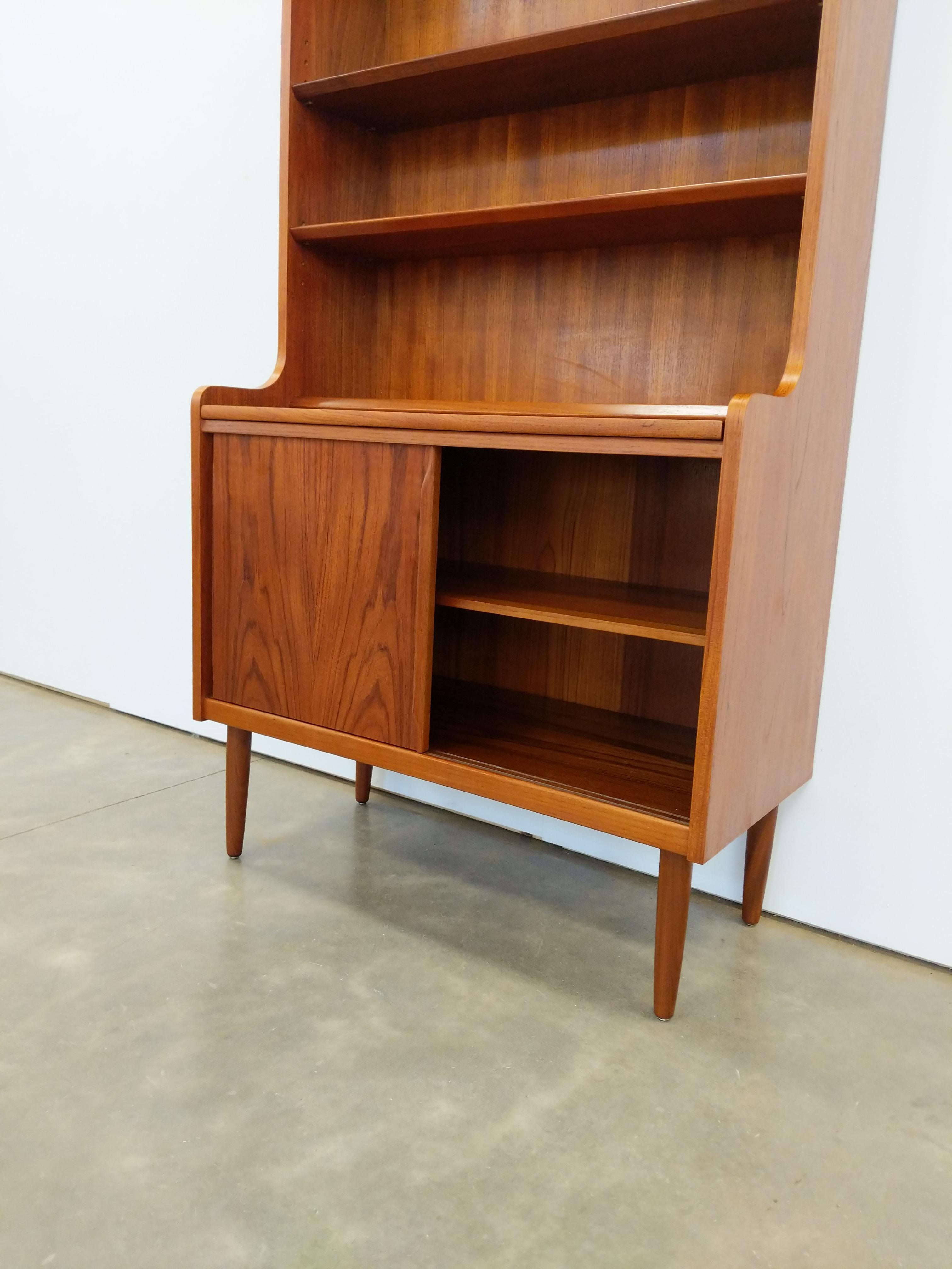 Vintage Danish Modern Teak Hjørnebo Secretary Desk / Bookshelf In Good Condition In Gardiner, NY