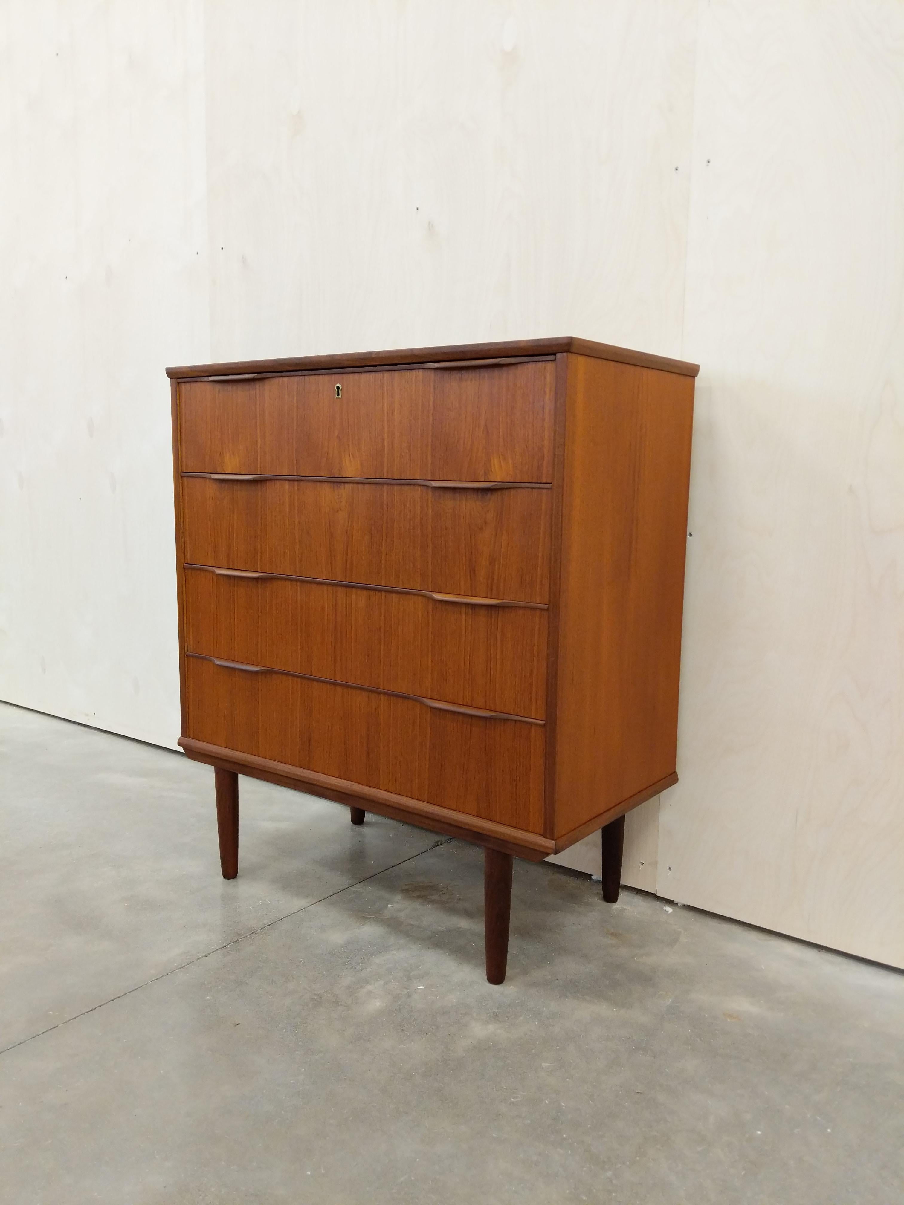 Authentic vintage mid century Danish / Scandinavian Modern teak low dresser / chest of drawers.

By Ejsing Møbelfabrik.

This piece is in excellent refinished condition with very few signs of age-related wear (see photos).

If you would like any