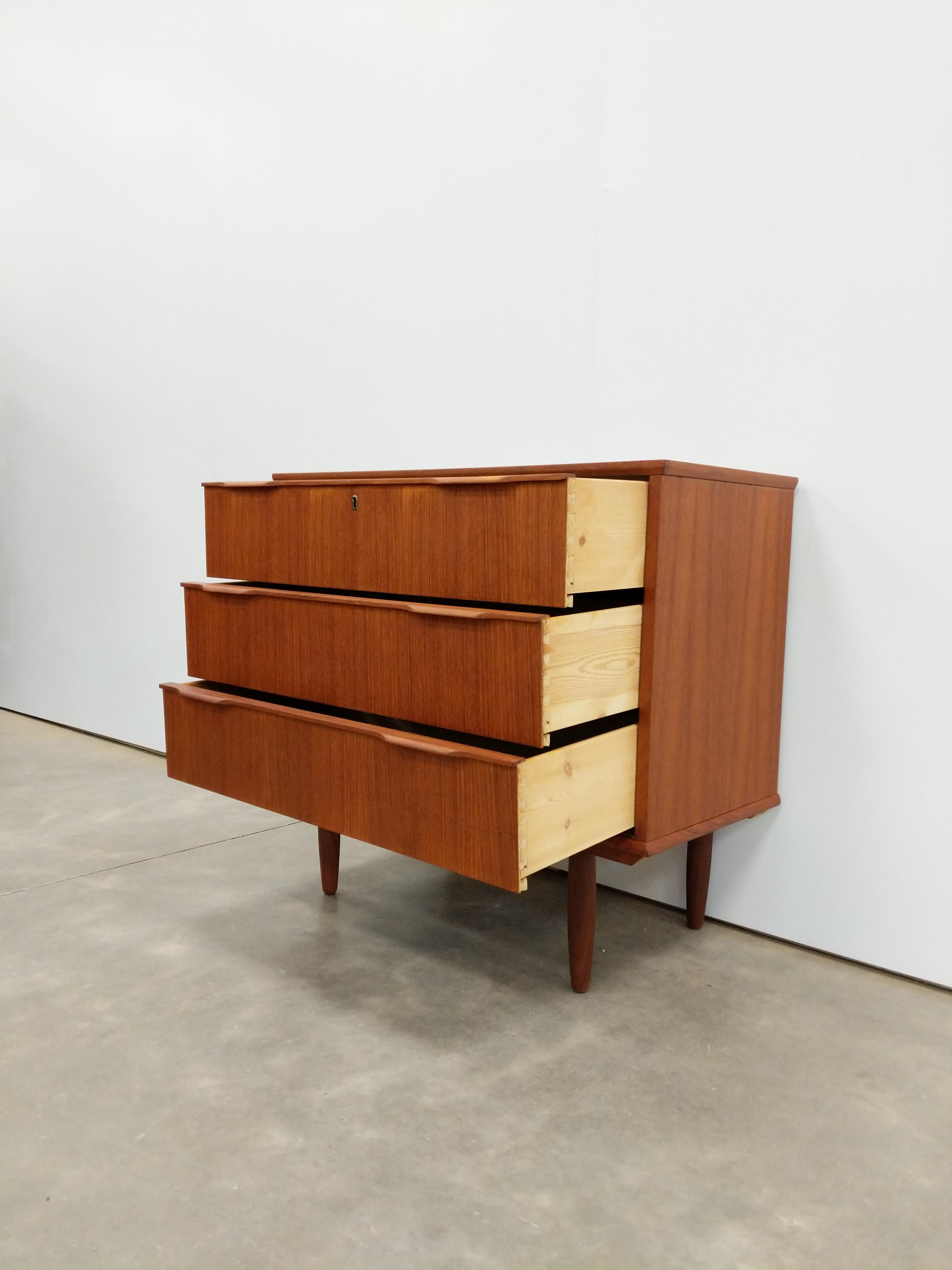 Mid-Century moderno Comò basso in teak danese moderno vintage di Ejsing in vendita