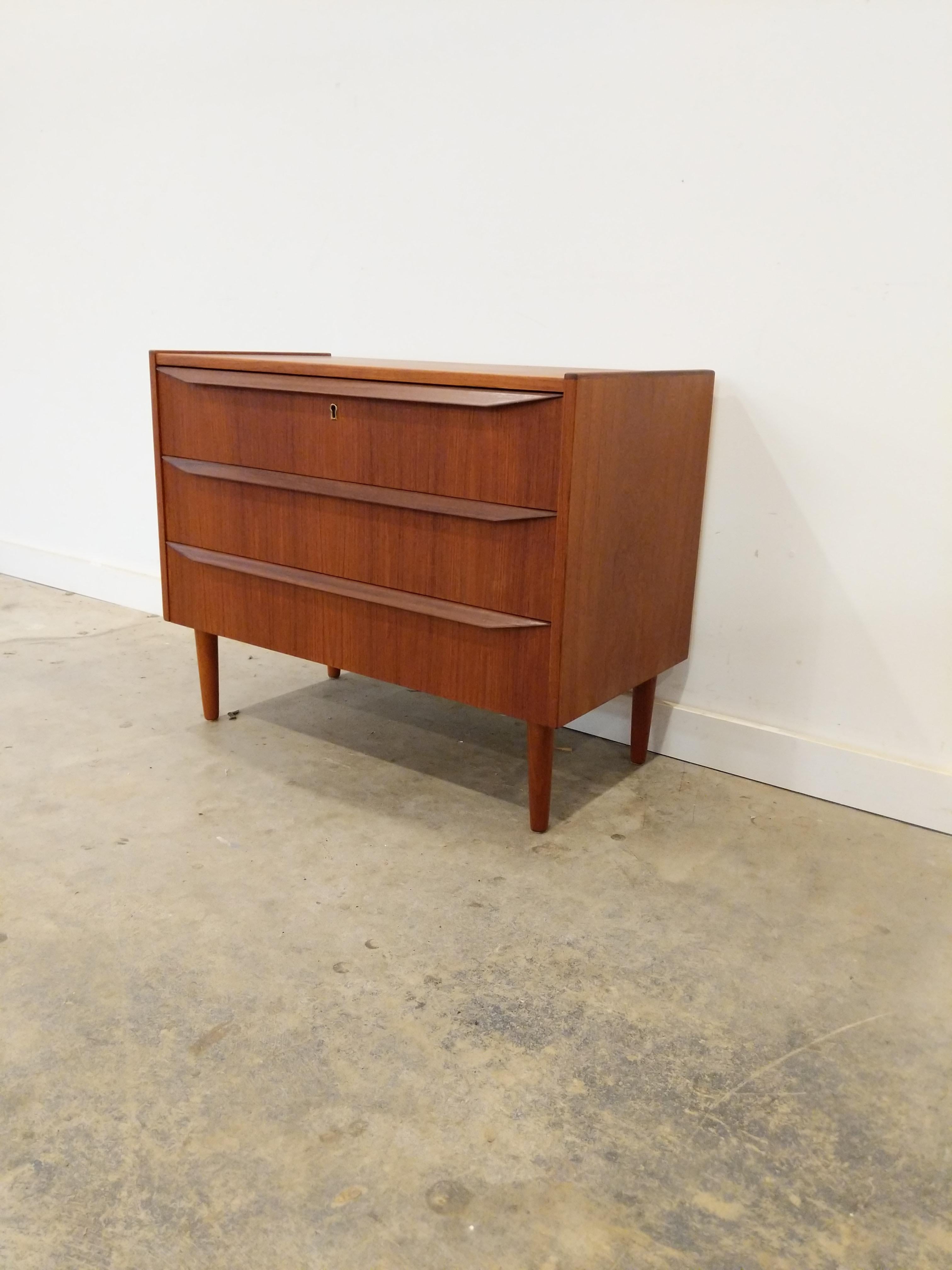 Authentic vintage mid century Danish / Scandinavian Modern teak low dresser / chest of drawers.

This piece is in excellent refinished condition with very few signs of age-related wear (see photos).

If you would like any additional details, please