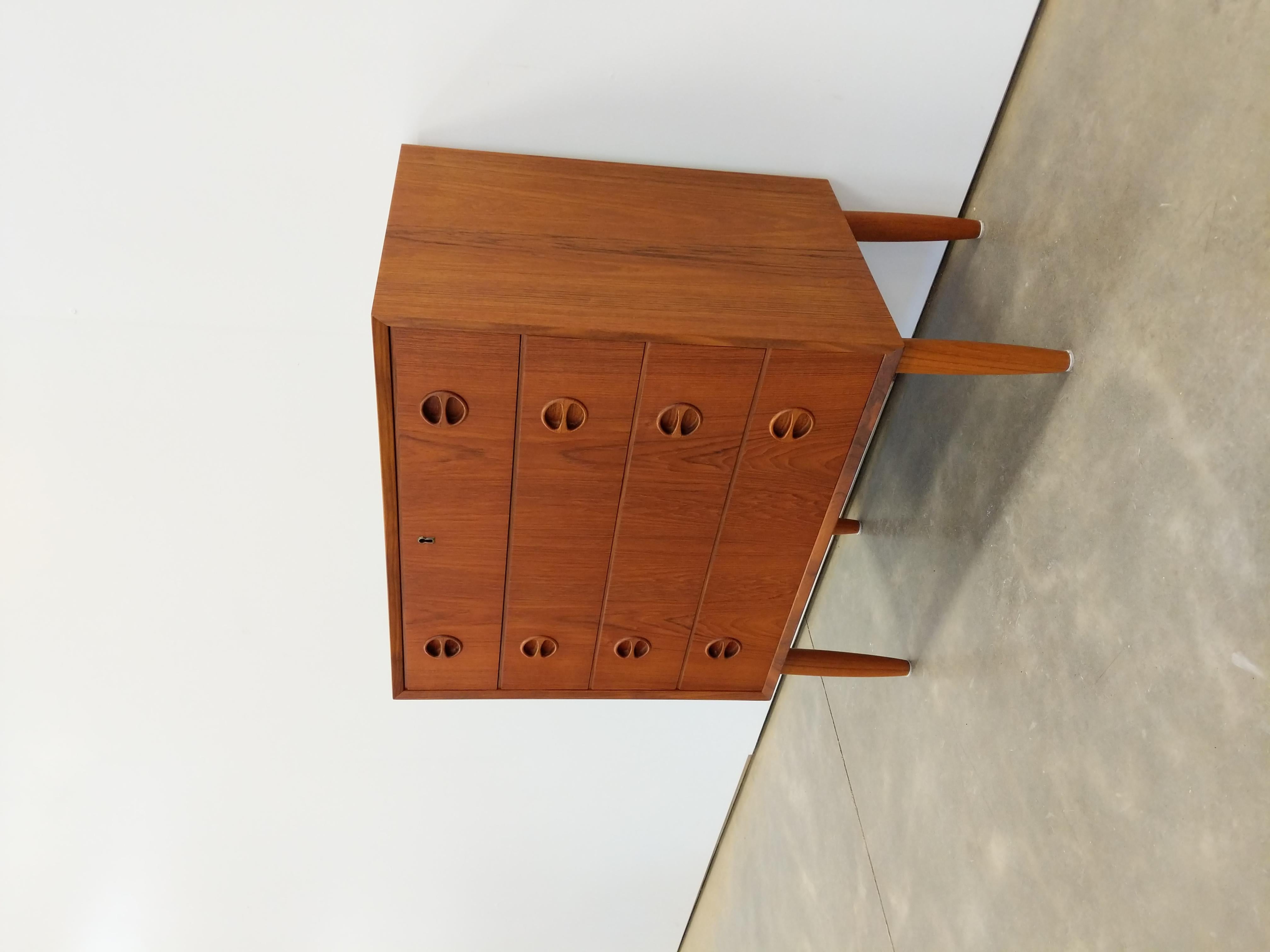 Authentic vintage mid century Danish / Scandinavian Modern teak dresser / chest of drawers.

This piece is in excellent refinished condition with very few signs of age-related wear (see photos).

If you would like any additional details,