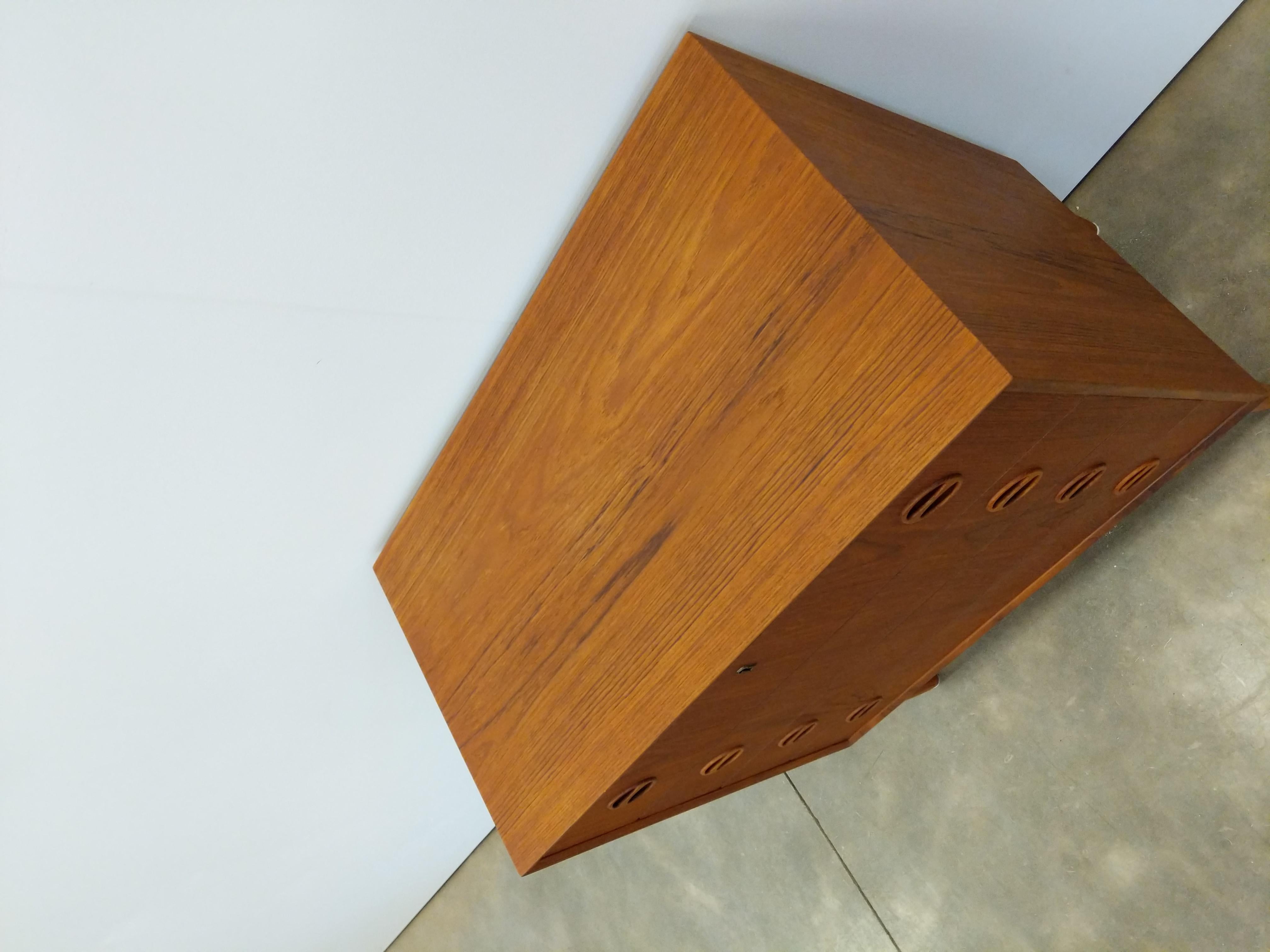 Vintage Danish Modern Teak Low Dresser In Good Condition In Gardiner, NY