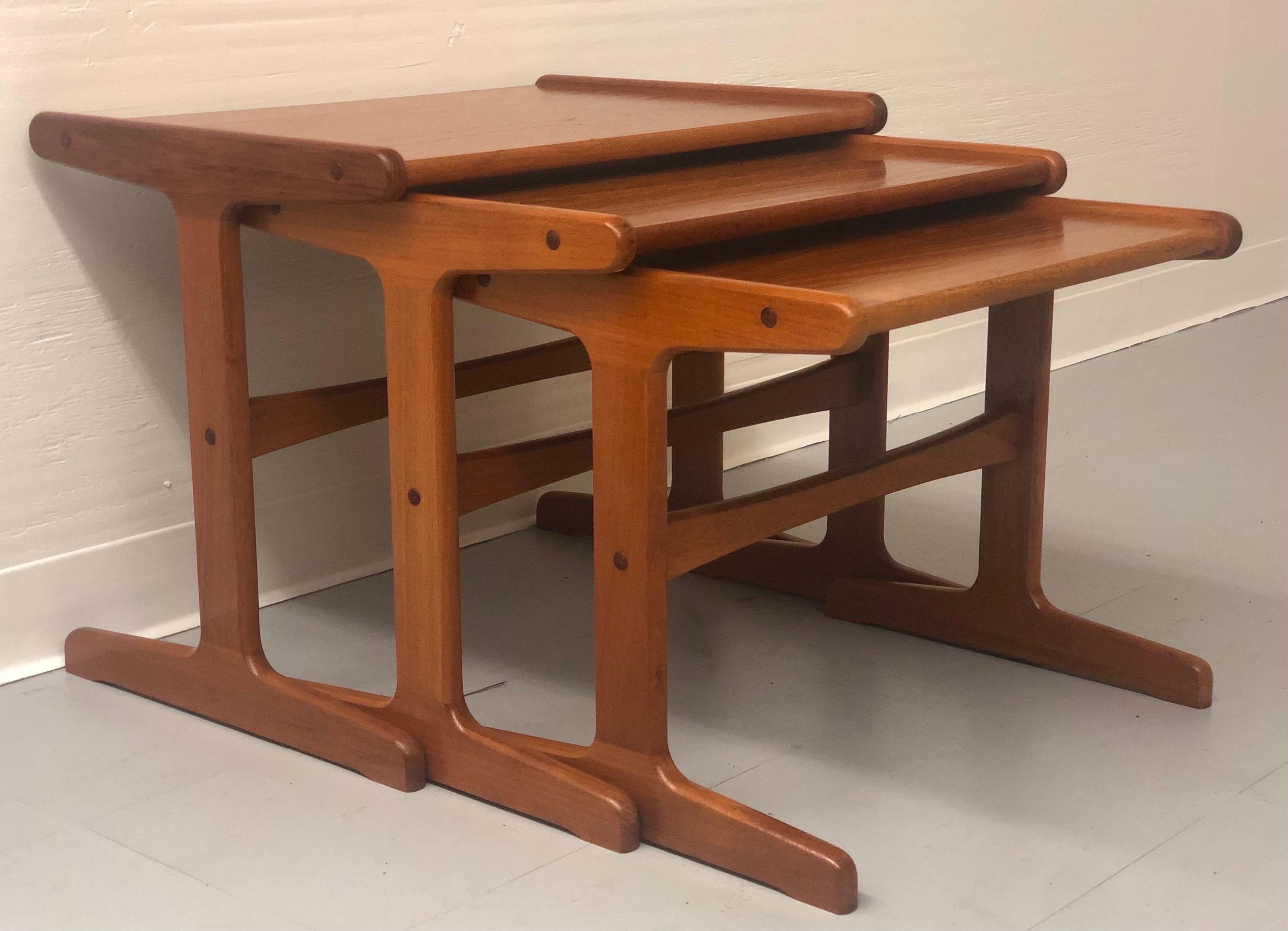 Vintage Danish modern teak nesting tables.

Dimensions: 25 W; 19 H; 17 D.