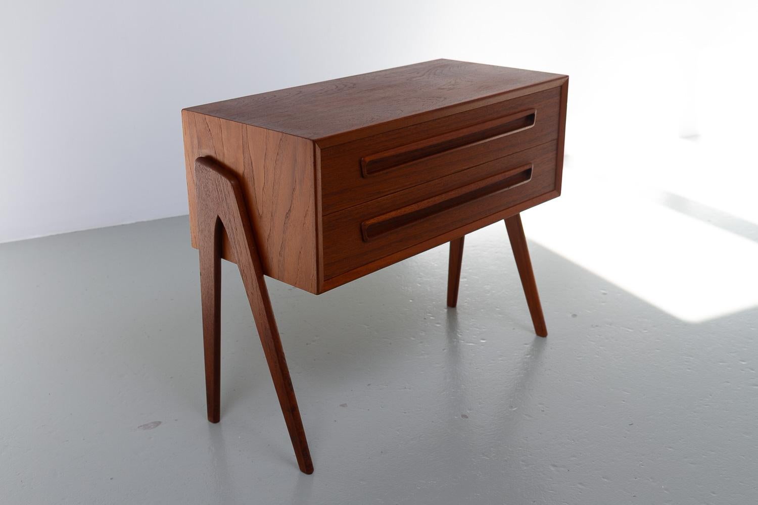 Vintage Danish Modern Teak night stand by AP Møbler Svenstrup, 1960s.

Elegant and stylish night stand in very beautiful rich and expressive teak veneer designed by Andreas Pedersen and manufactured at AP Møbler Svenstrup (AP Furniture), Denmark, in