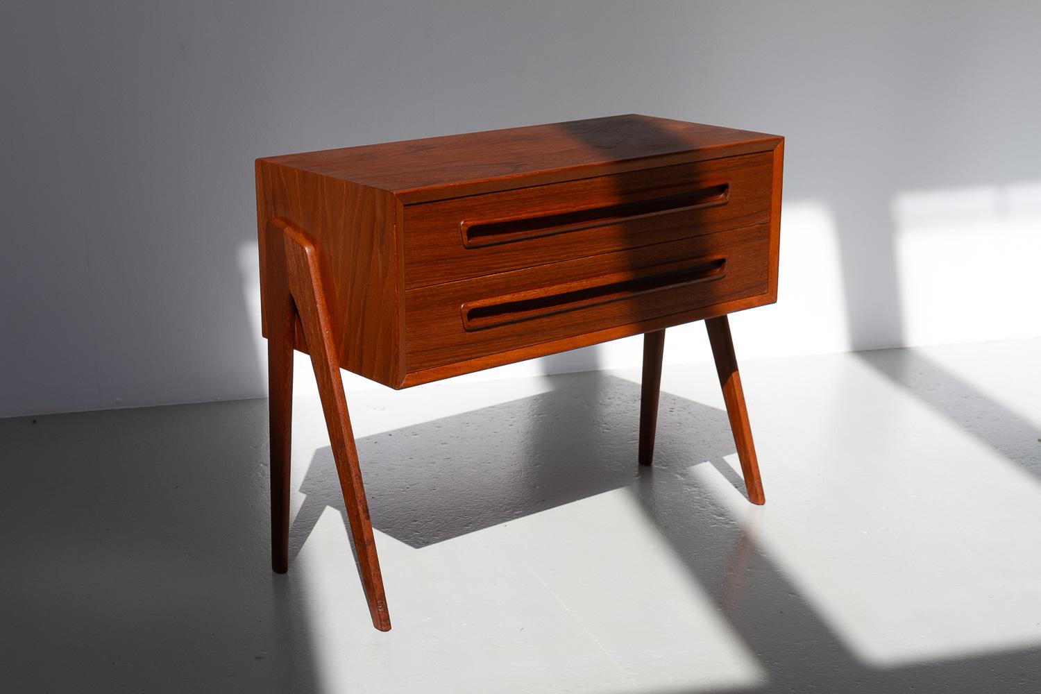 Vintage Danish Modern Teak Nightstand by AP Møbler Svenstrup, 1960s. (Moderne der Mitte des Jahrhunderts) im Angebot