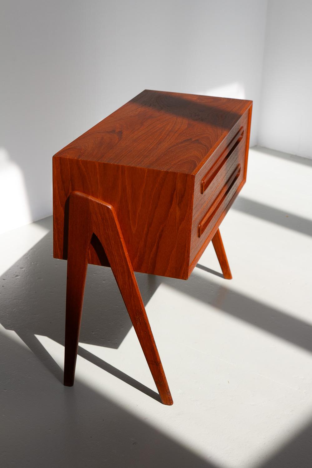 Vintage Danish Modern Teak Nightstand by AP Møbler Svenstrup, 1960s. (Dänisch) im Angebot