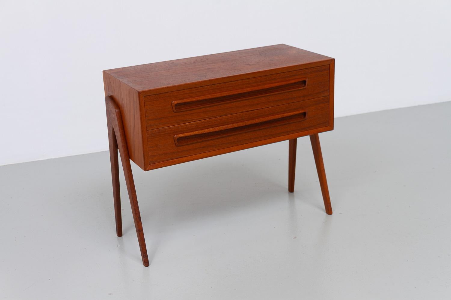 Vintage Danish Modern Teak Nightstand by AP Møbler Svenstrup, 1960s. im Zustand „Gut“ im Angebot in Asaa, DK