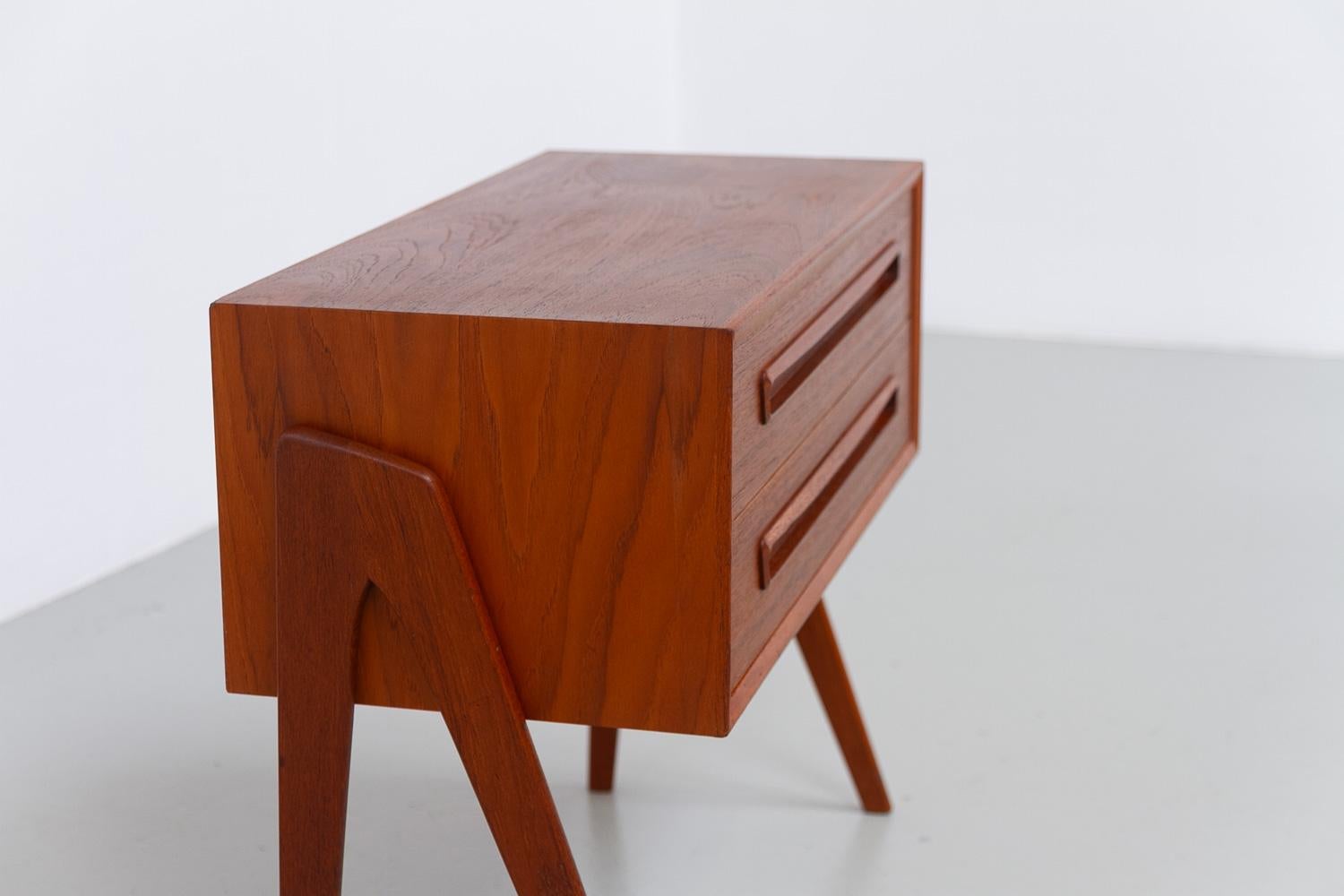 Vintage Danish Modern Teak Nightstand by AP Møbler Svenstrup, 1960s. (Mitte des 20. Jahrhunderts) im Angebot