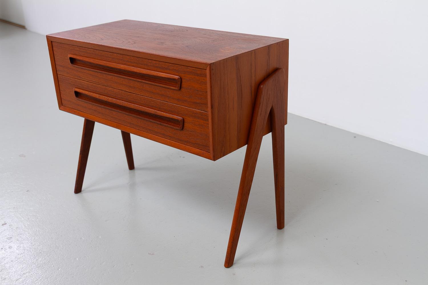 Vintage Danish Modern Teak Nightstand by AP Møbler Svenstrup, 1960s. im Angebot 1