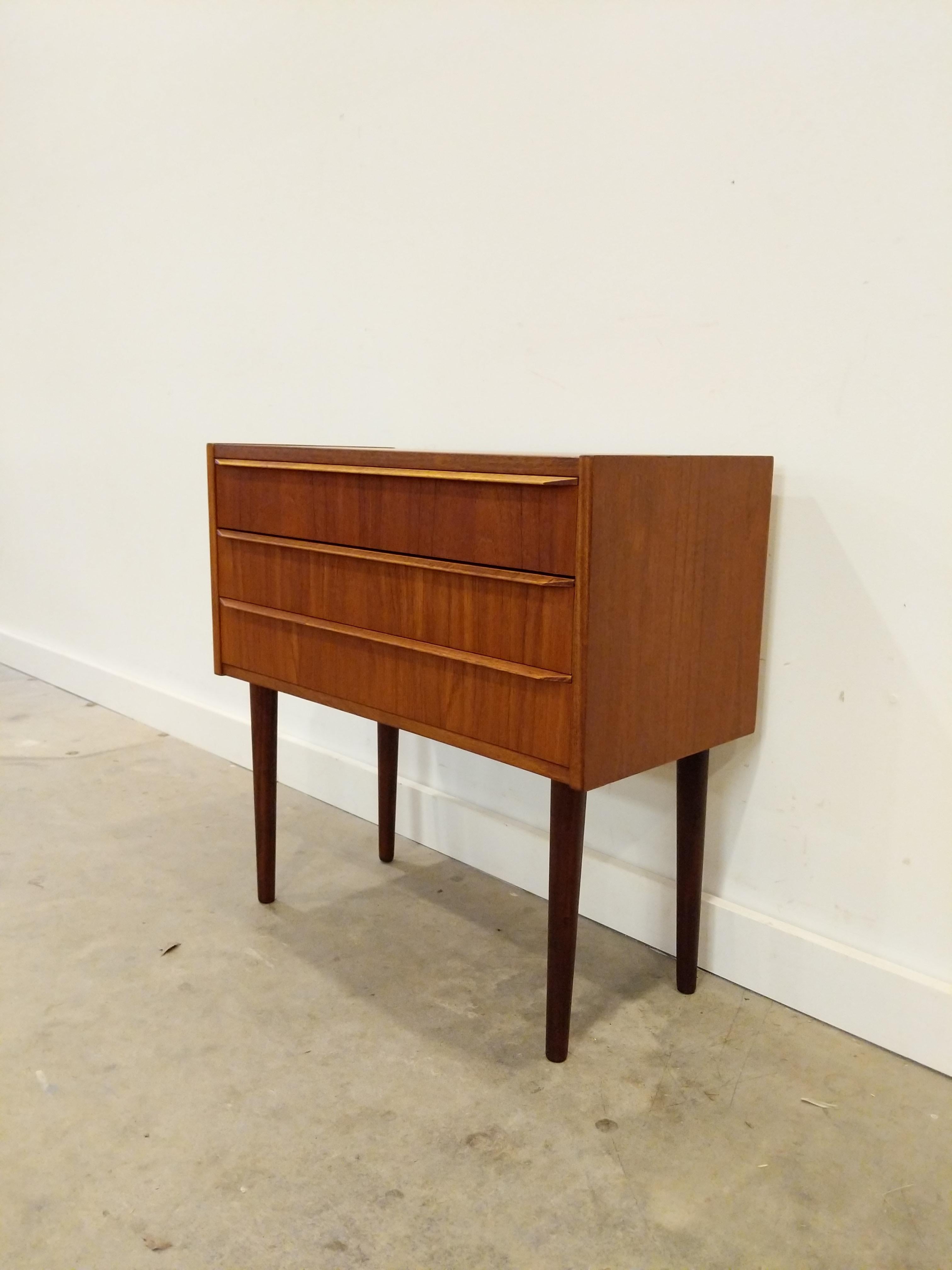 Authentic vintage mid century Danish / Scandinavian Modern teak nightstand / low chest of drawers.

Imported directly from Denmark, this piece is in excellent refinished condition with very few signs of age-appropriate wear (see photos).

If you